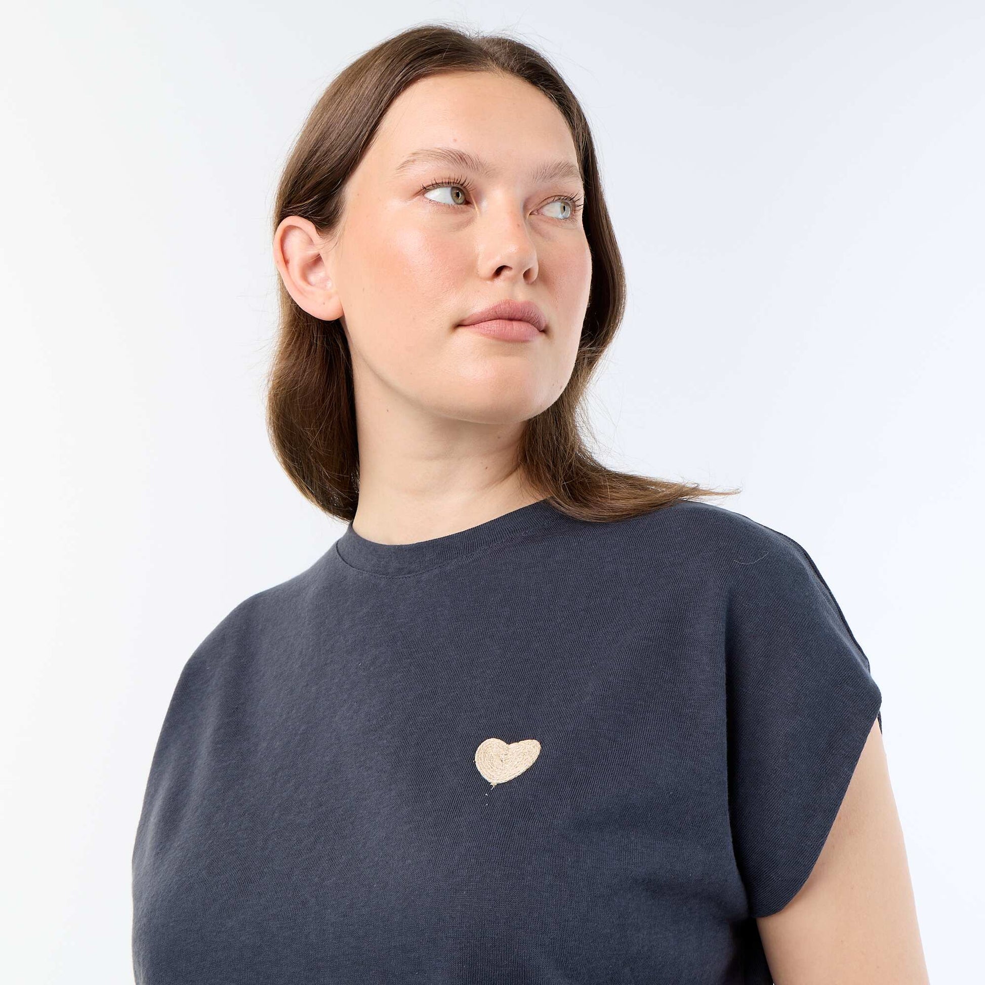T-shirt en jersey sans manches avec petite broderie poitrine BLEU