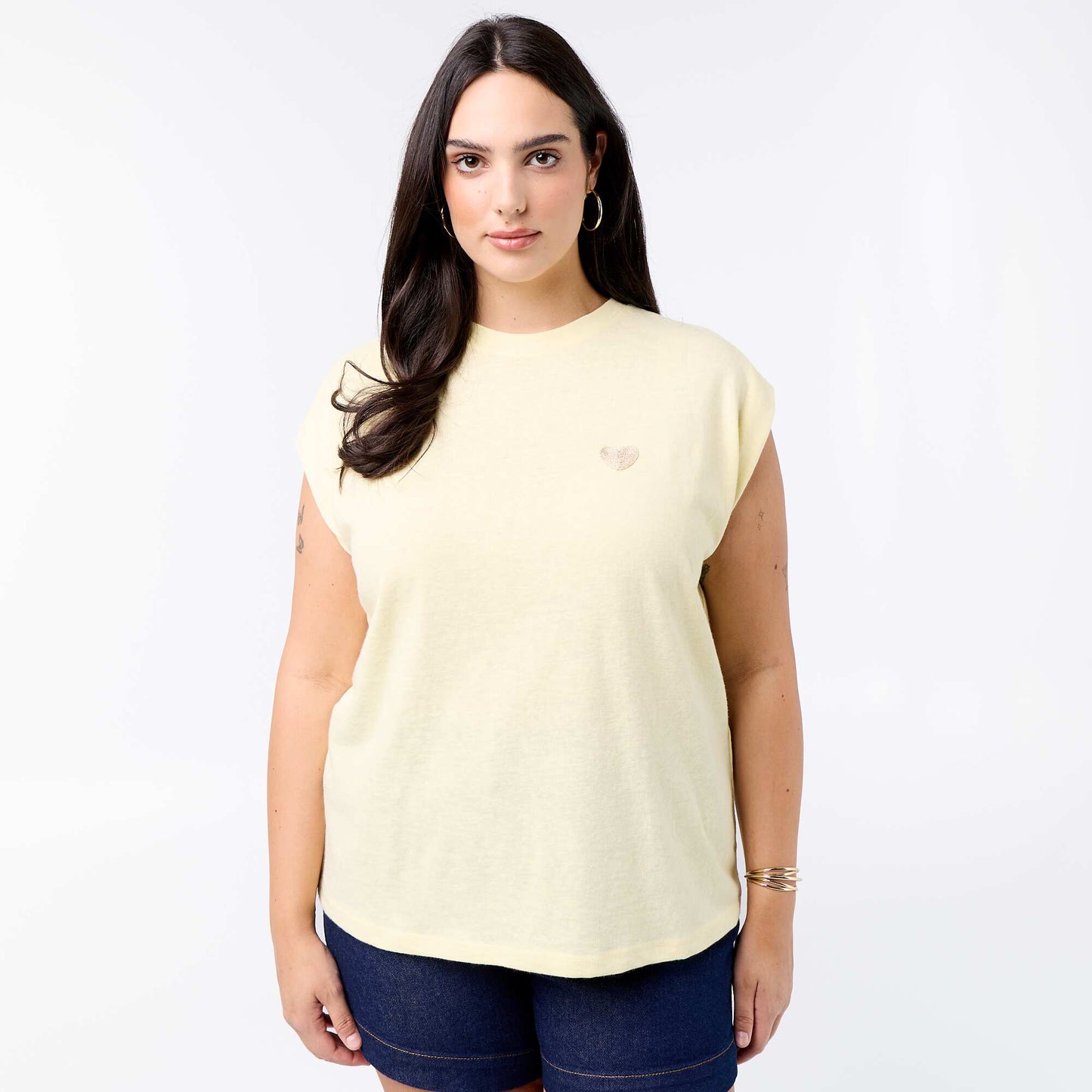 T-shirt en jersey sans manches avec petite broderie poitrine JAUNE