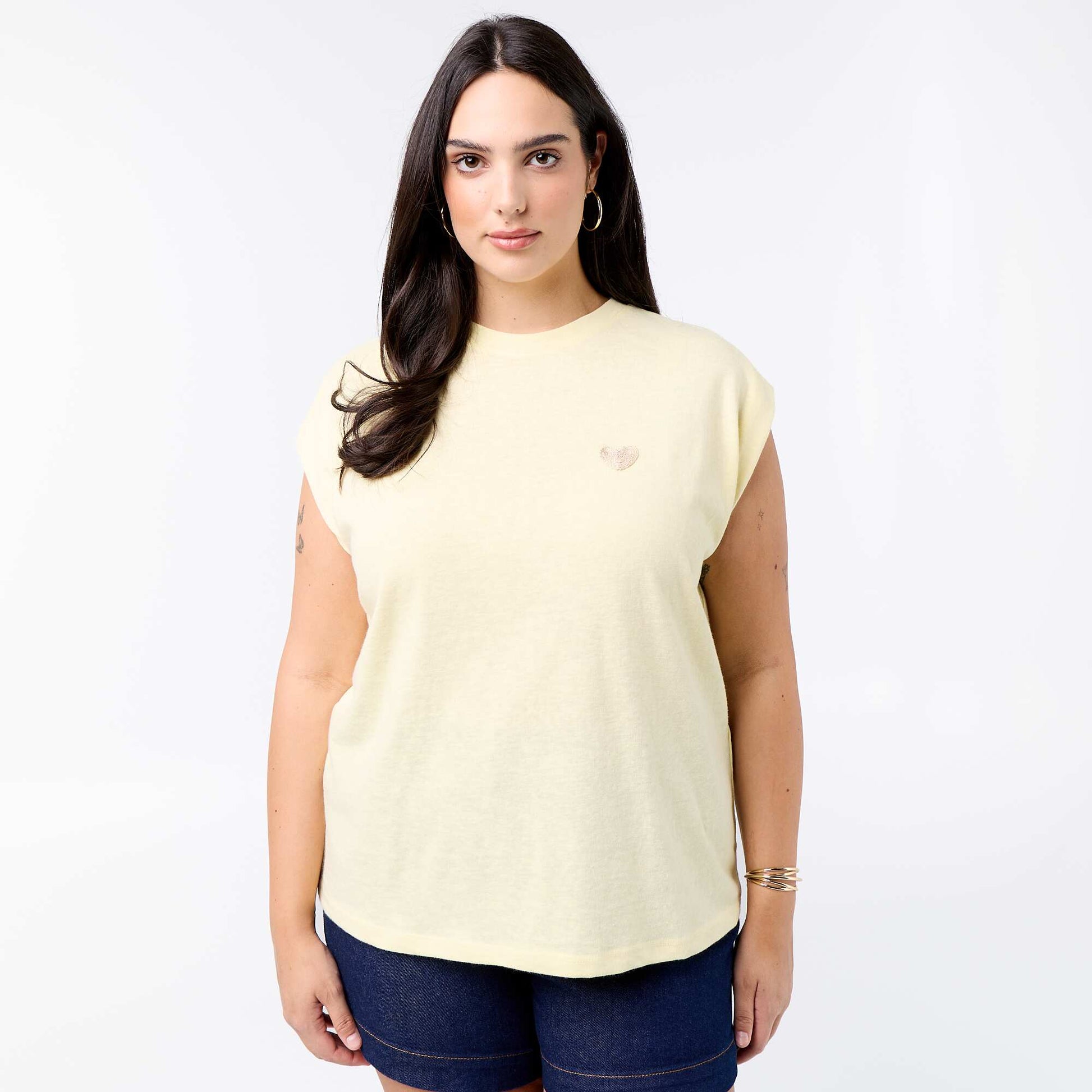 T-shirt en jersey sans manches avec petite broderie poitrine JAUNE