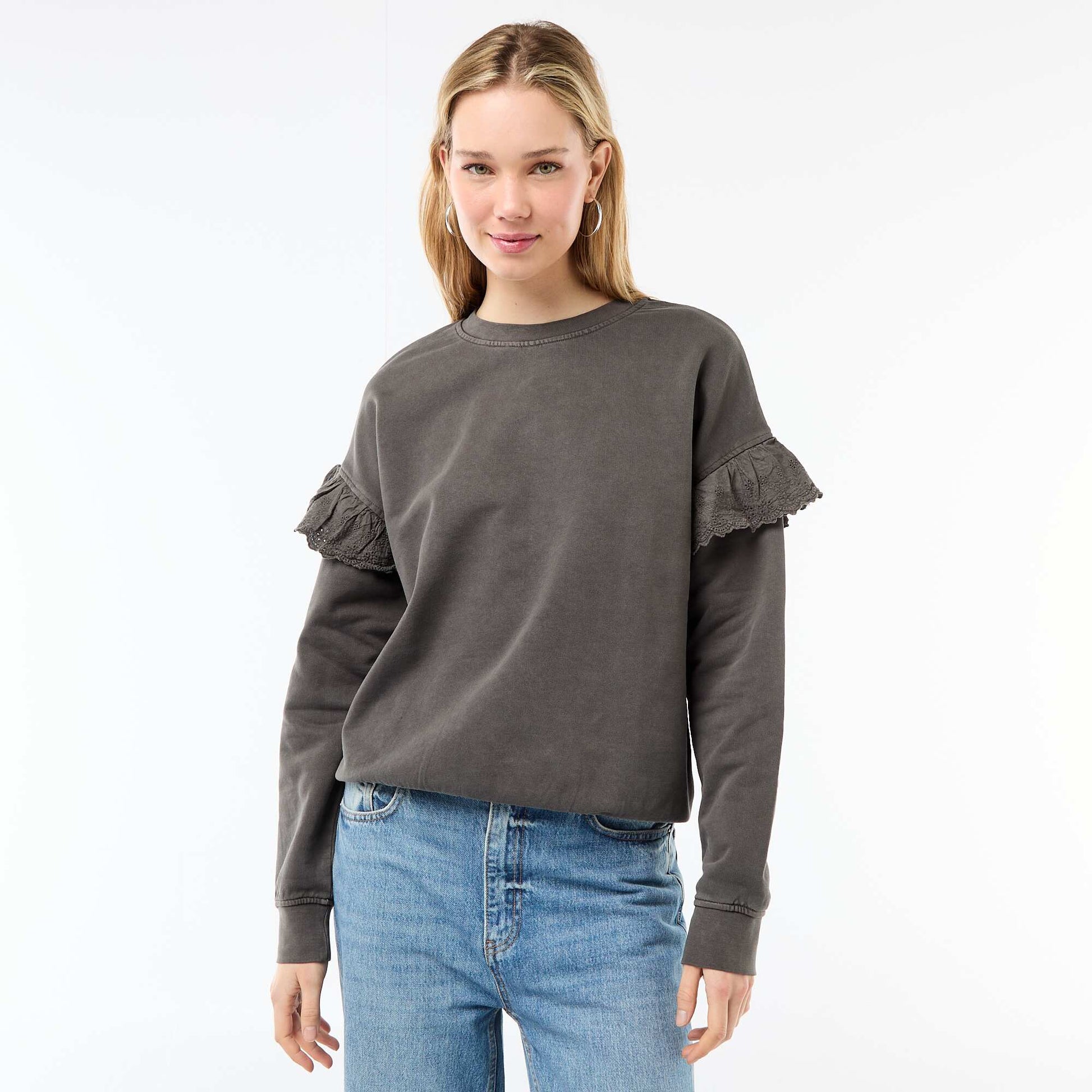 Sweat uni avec volants en borderies anglaises sur les manches GRIS