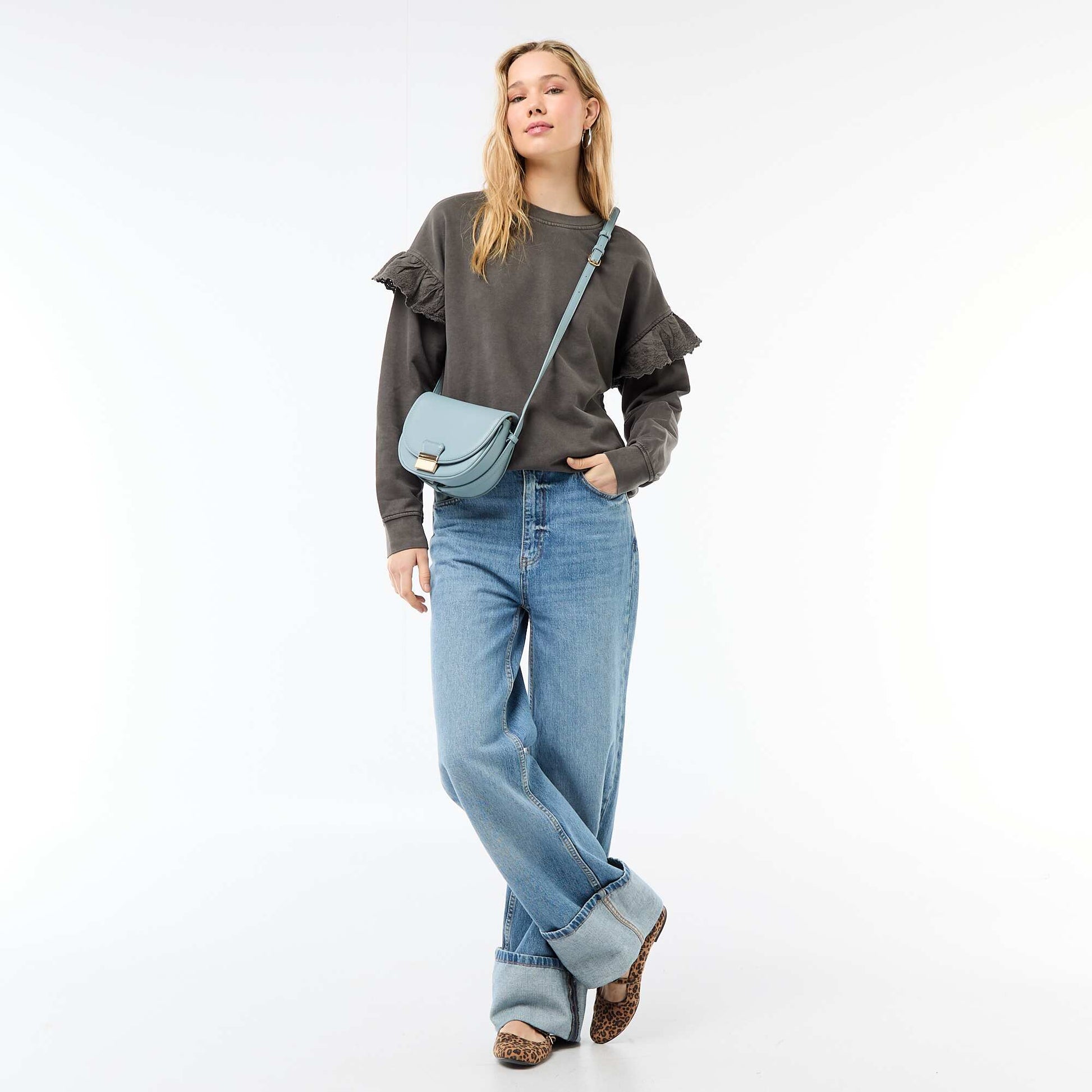 Sweat uni avec volants en borderies anglaises sur les manches GRIS