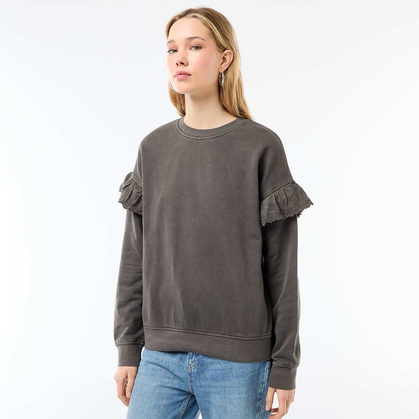 Sweat uni avec volants en borderies anglaises sur les manches GRIS