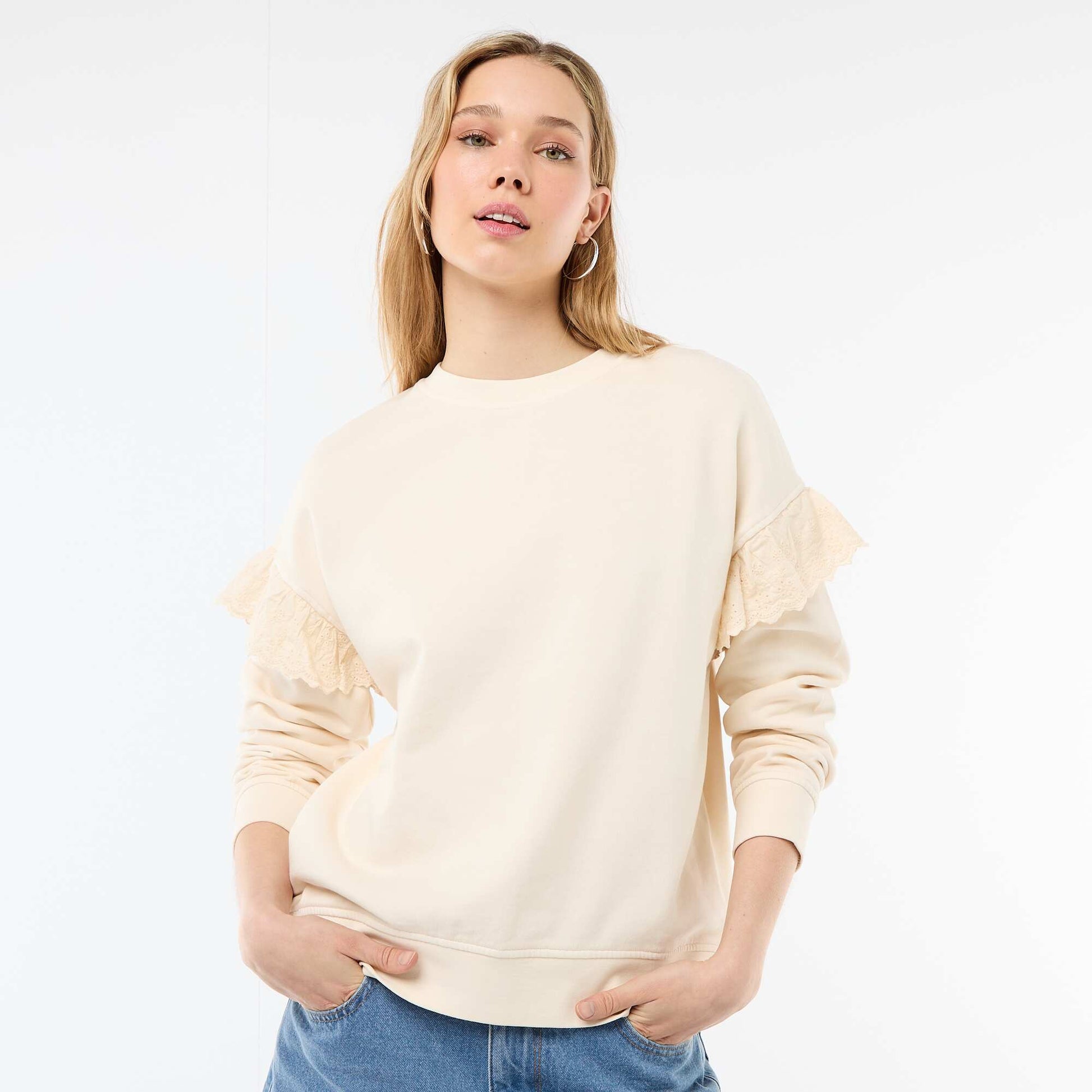 Sweat uni avec volants en borderies anglaises sur les manches BLANC