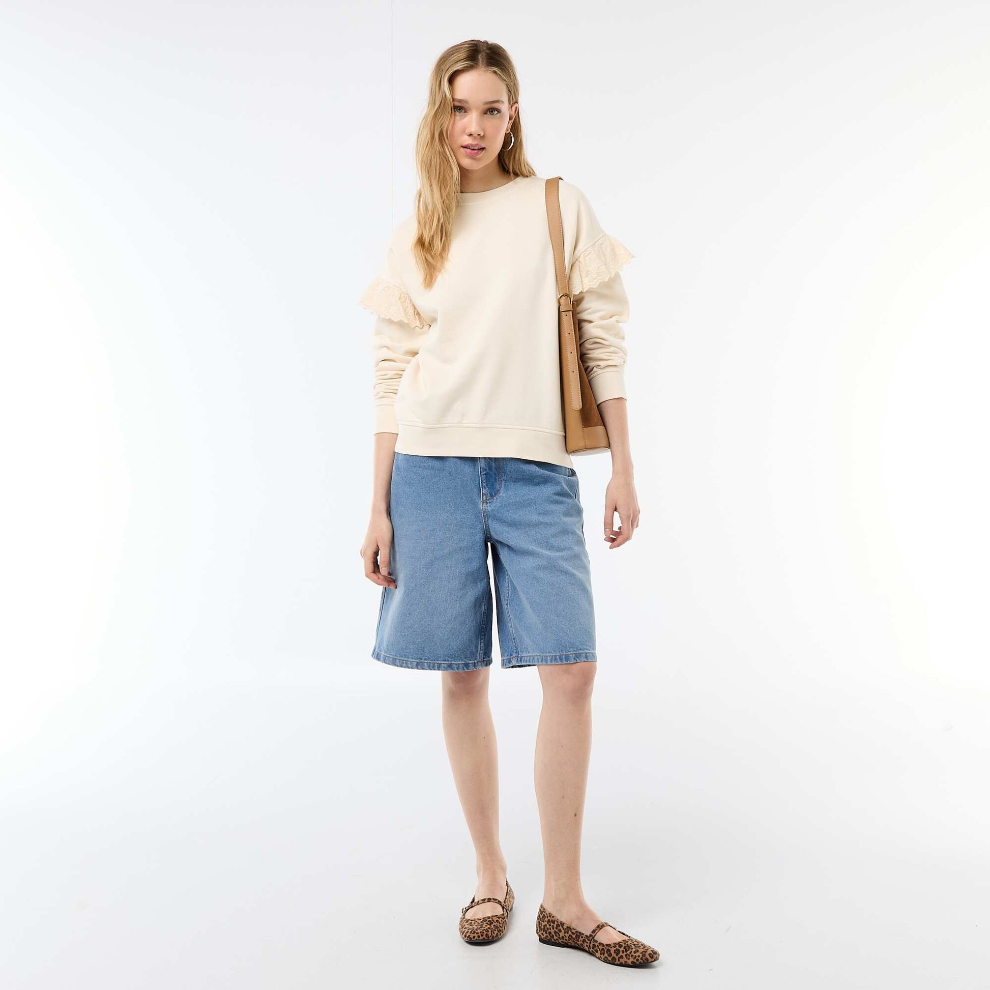 Sweat uni avec volants en borderies anglaises sur les manches BLANC