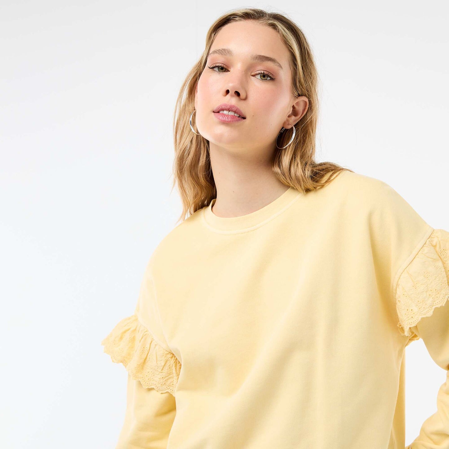 Sweat uni avec volants en borderies anglaises sur les manches JAUNE