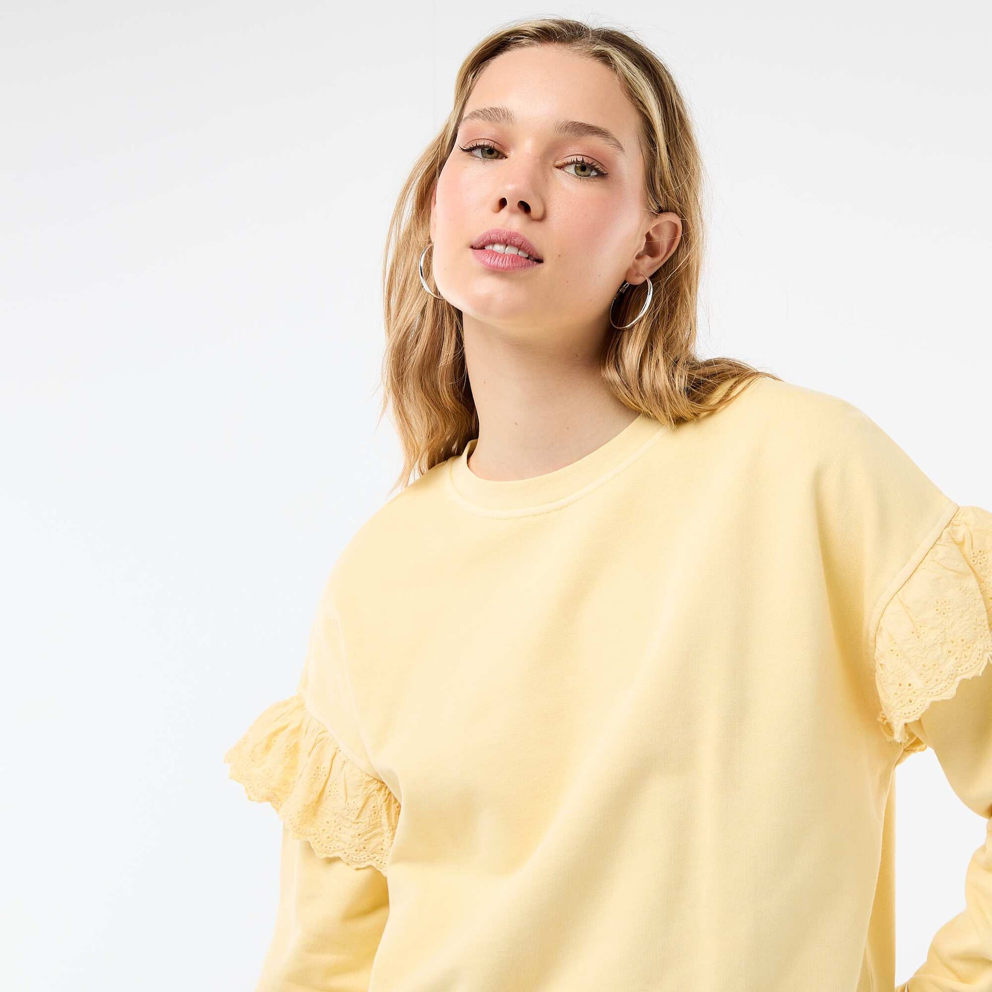Sweat uni avec volants en borderies anglaises sur les manches JAUNE