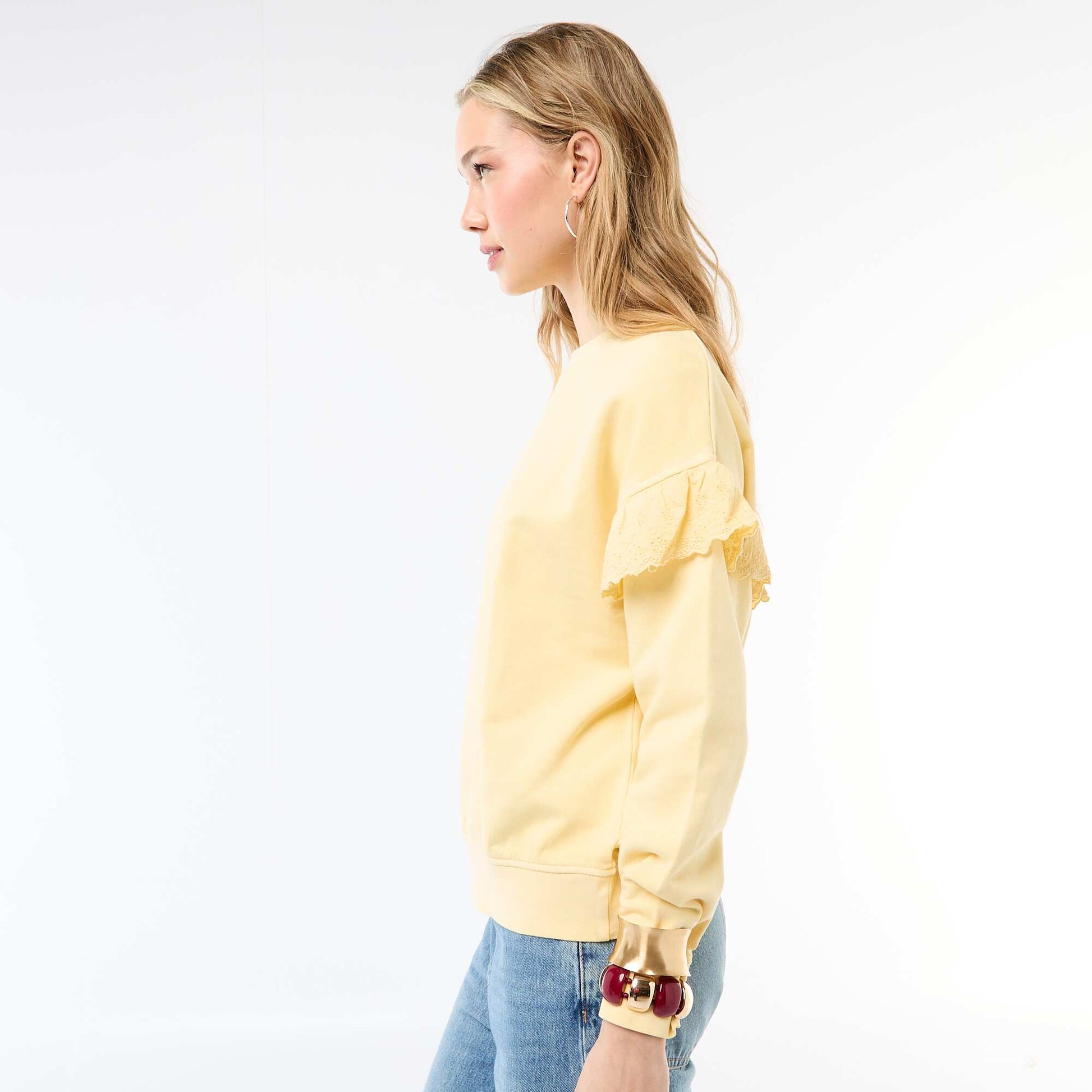 Sweat uni avec volants en borderies anglaises sur les manches JAUNE