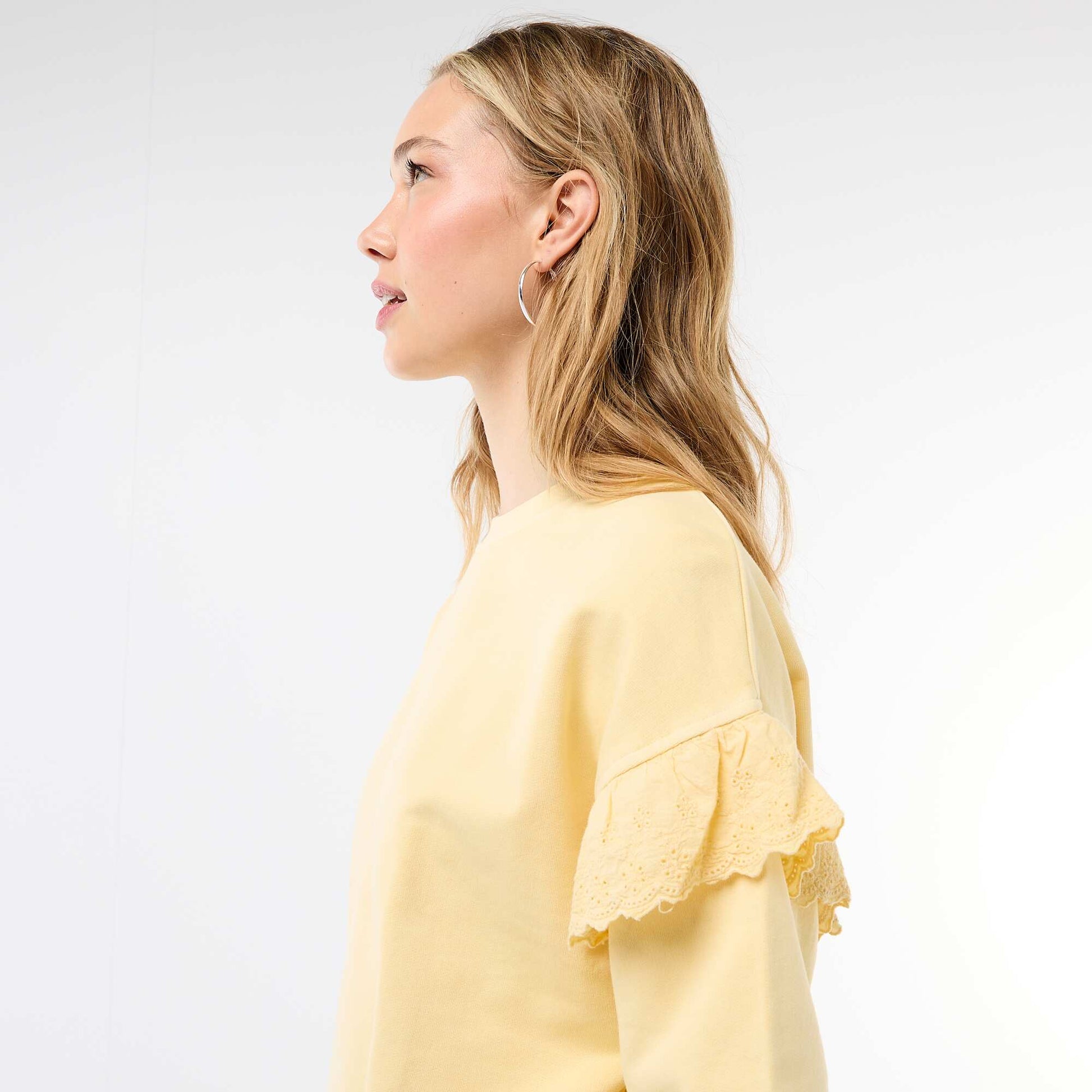 Sweat uni avec volants en borderies anglaises sur les manches JAUNE