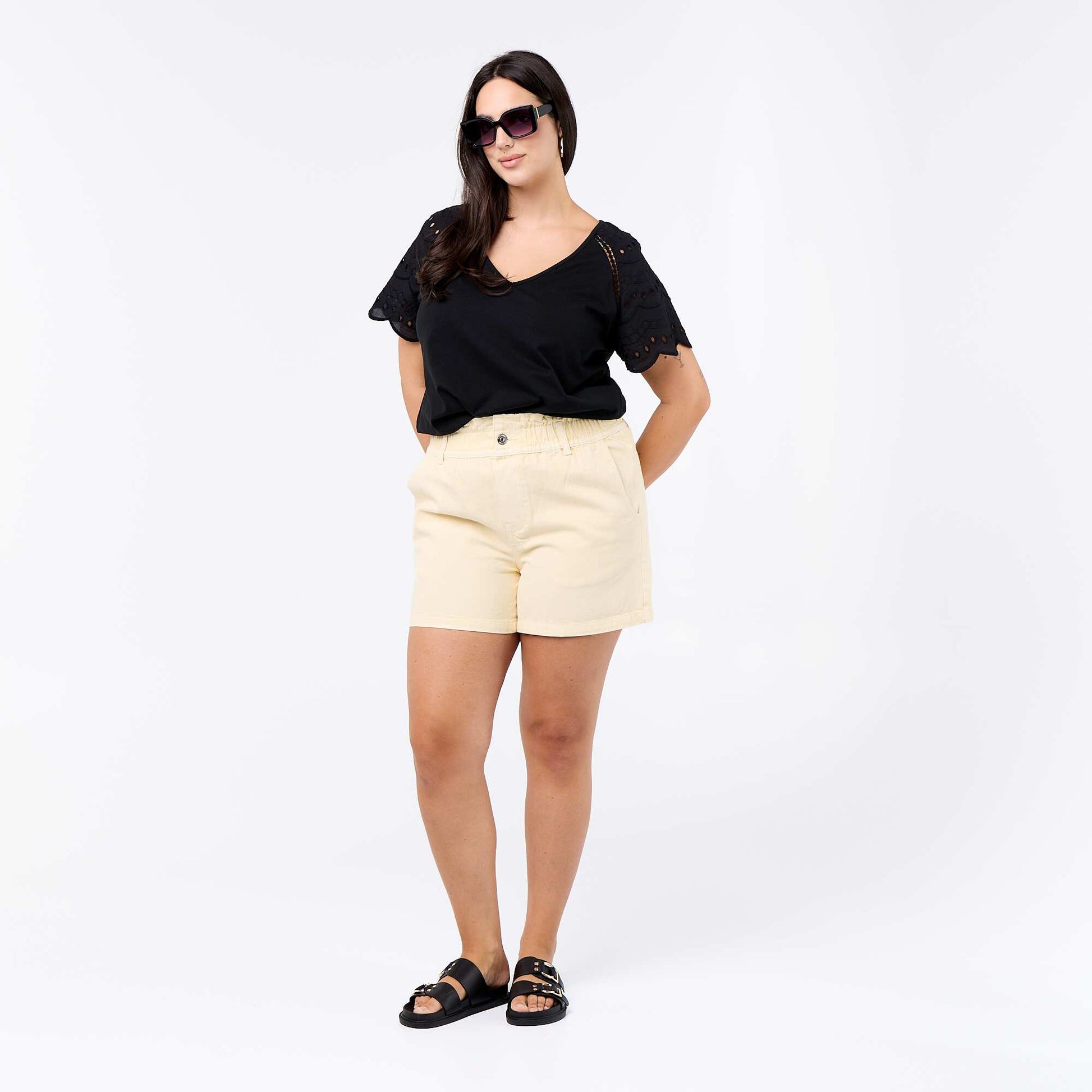 Tee-shirt uni avec broderies sur les manches NOIR