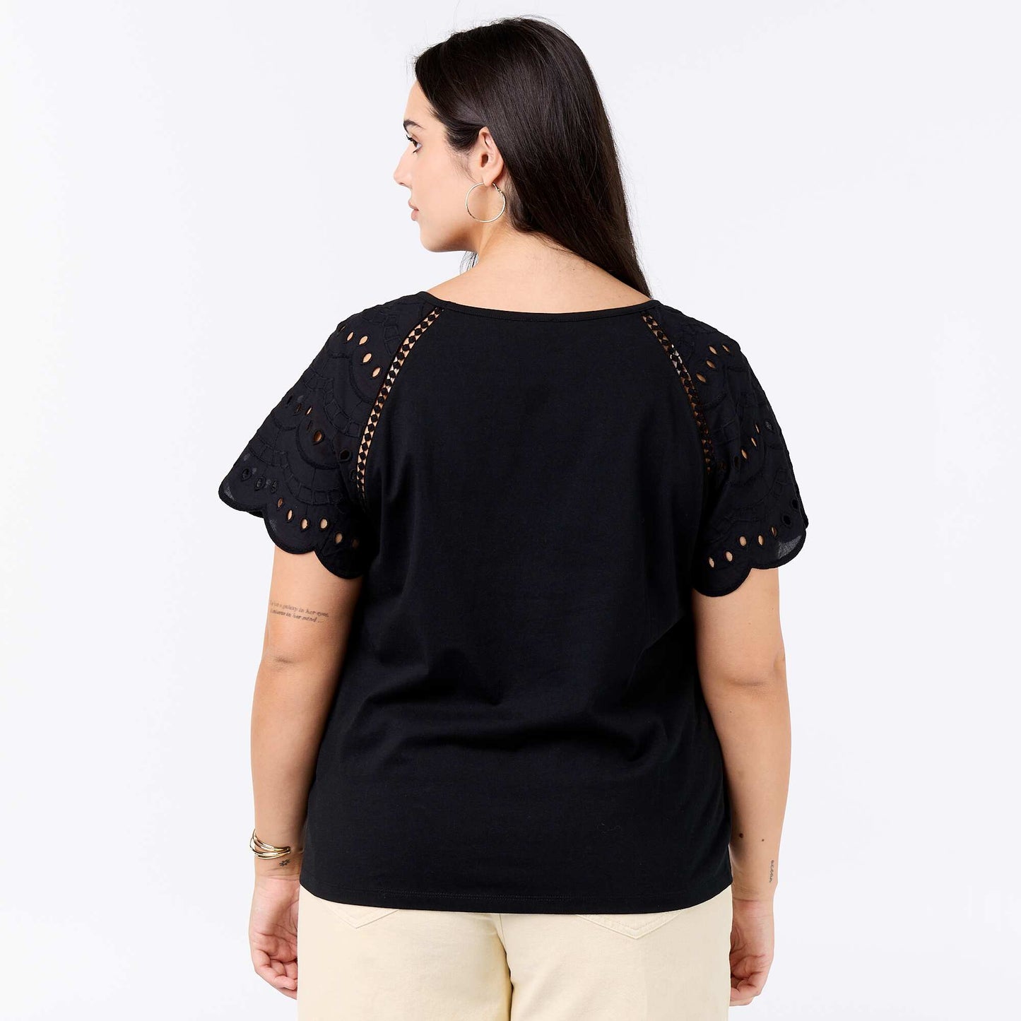 Tee-shirt uni avec broderies sur les manches NOIR
