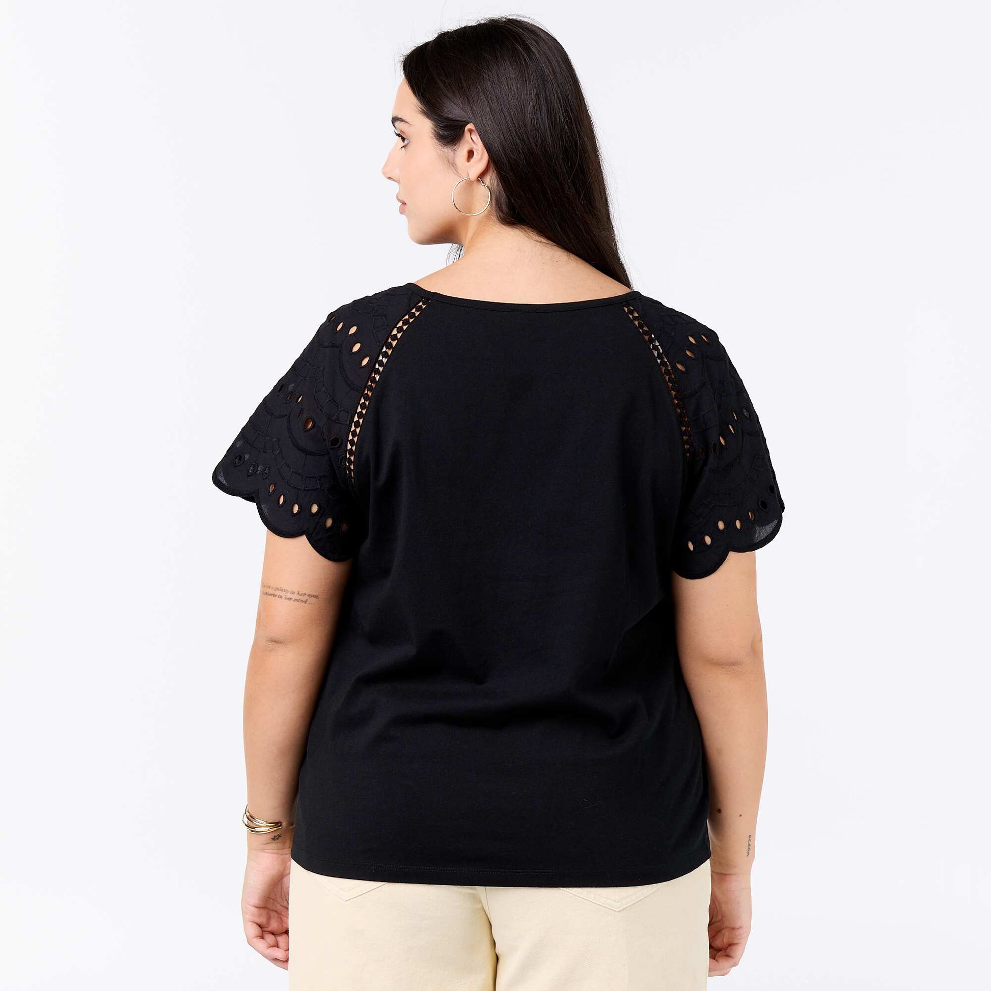Tee-shirt uni avec broderies sur les manches NOIR