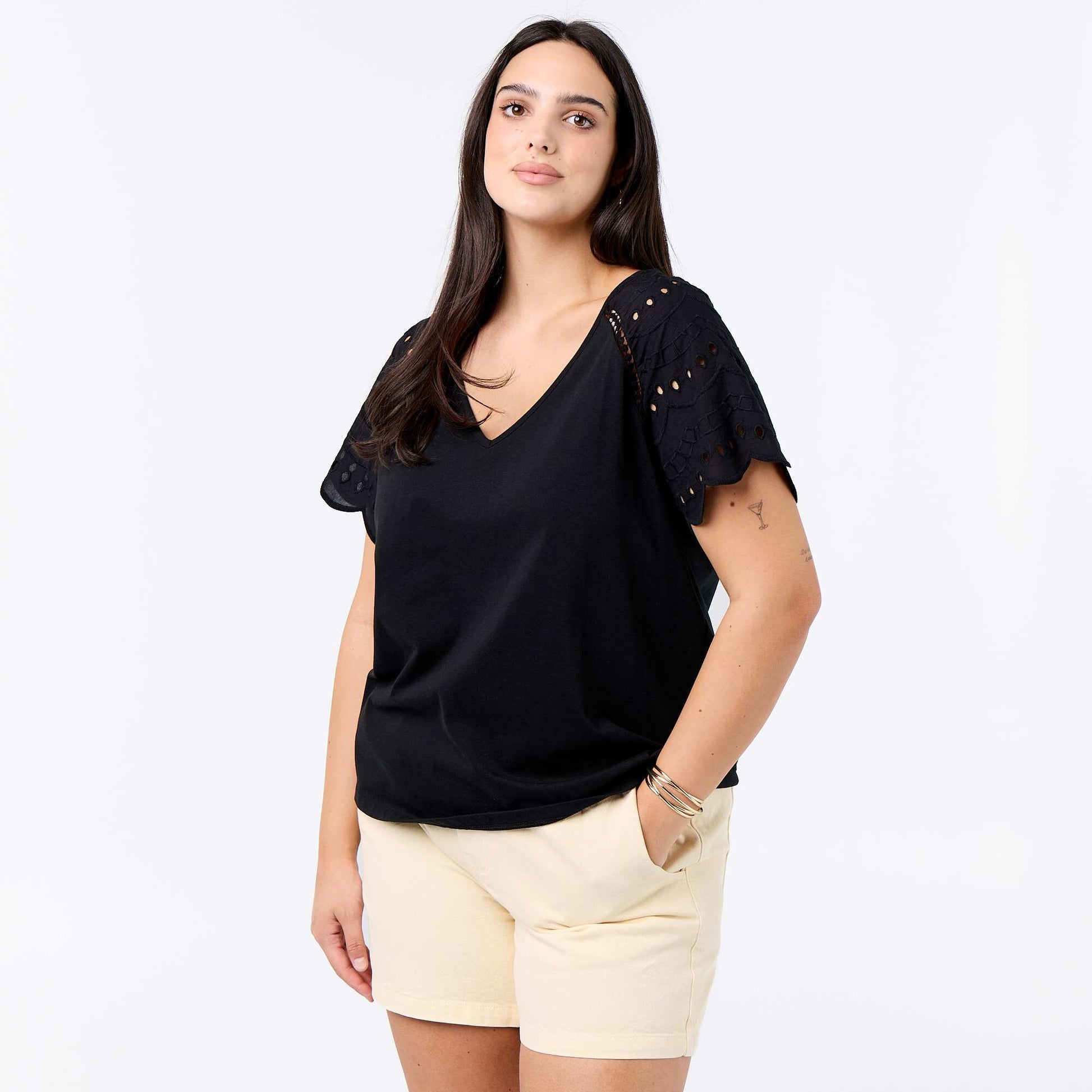 Tee-shirt uni avec broderies sur les manches NOIR