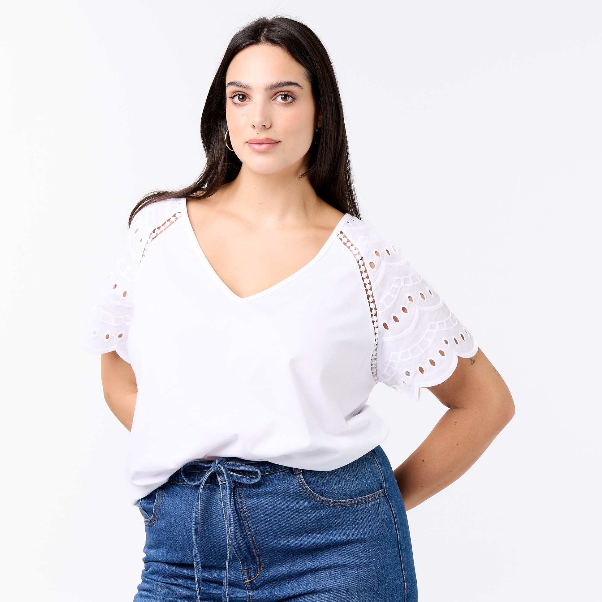 Tee-shirt uni avec broderies sur les manches BLANC