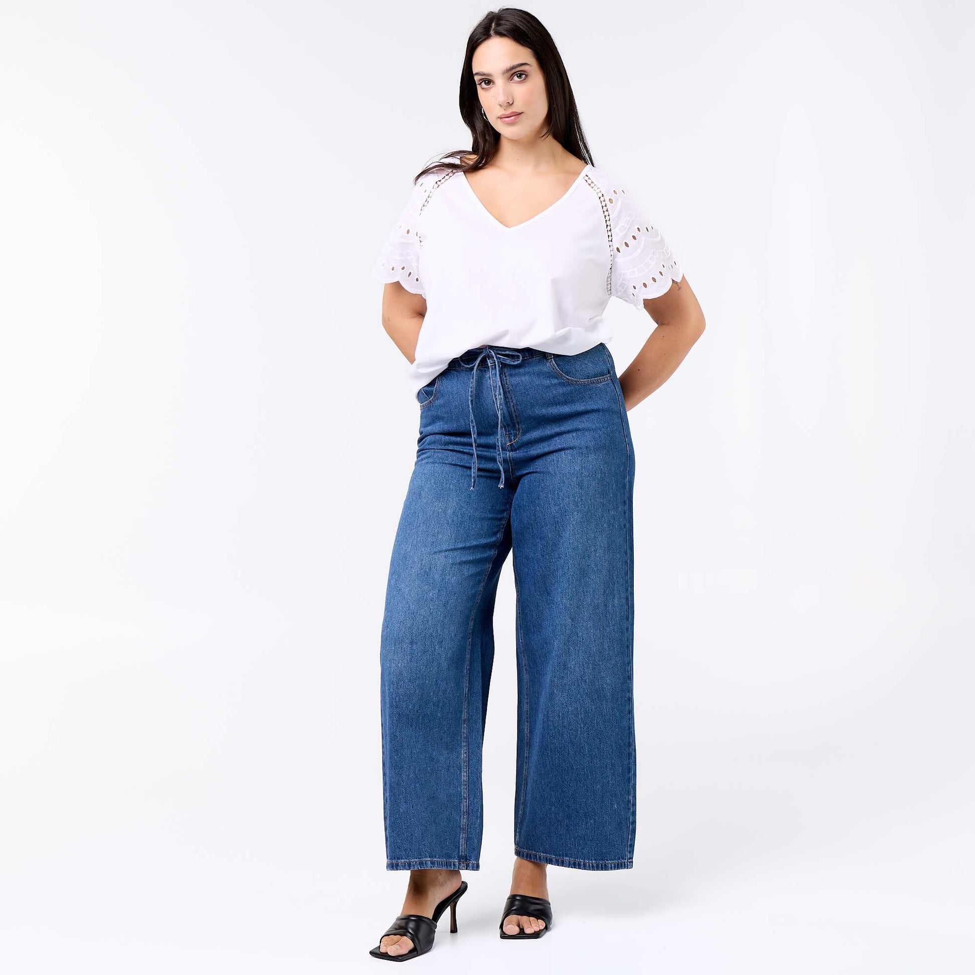 Tee-shirt uni avec broderies sur les manches BLANC
