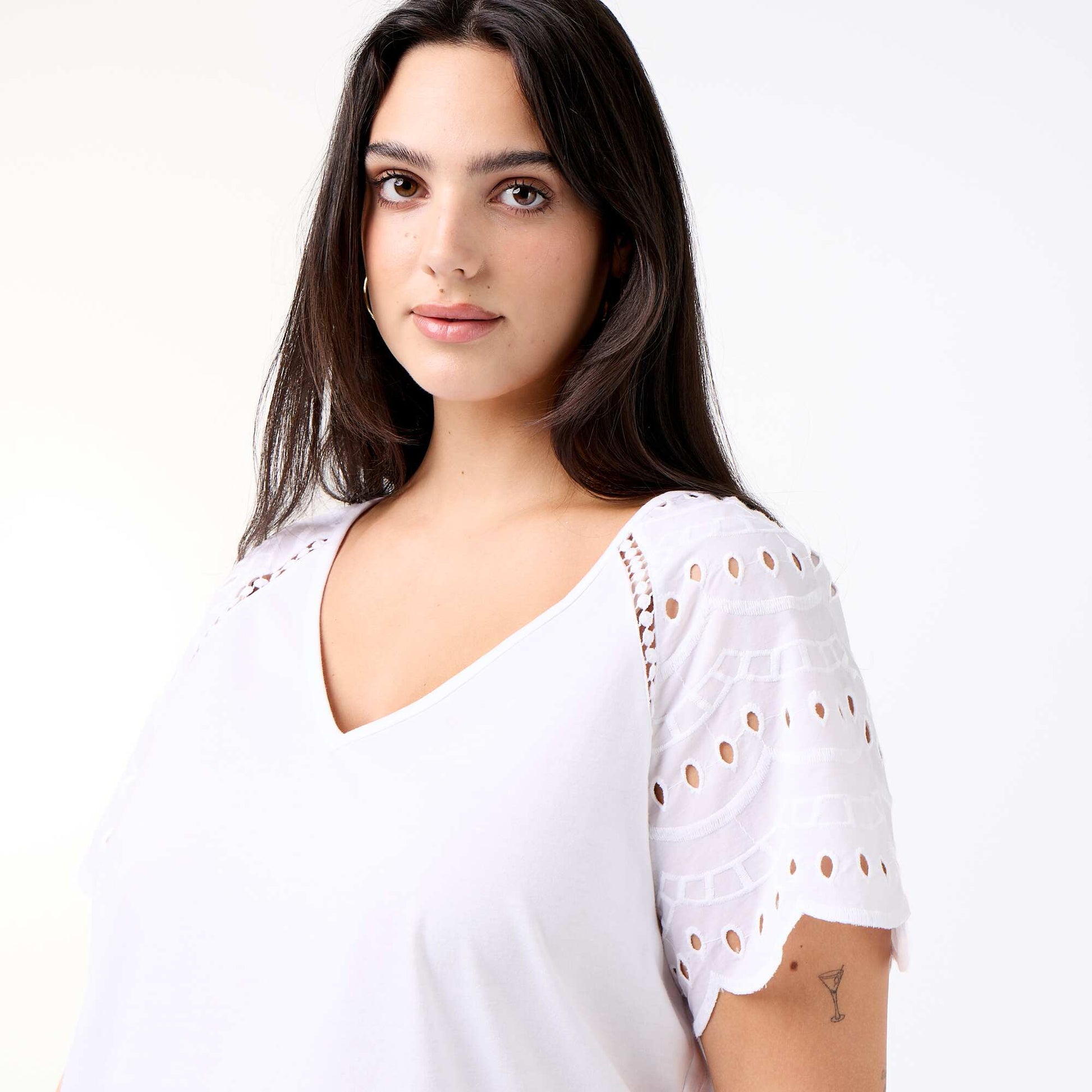 Tee-shirt uni avec broderies sur les manches BLANC