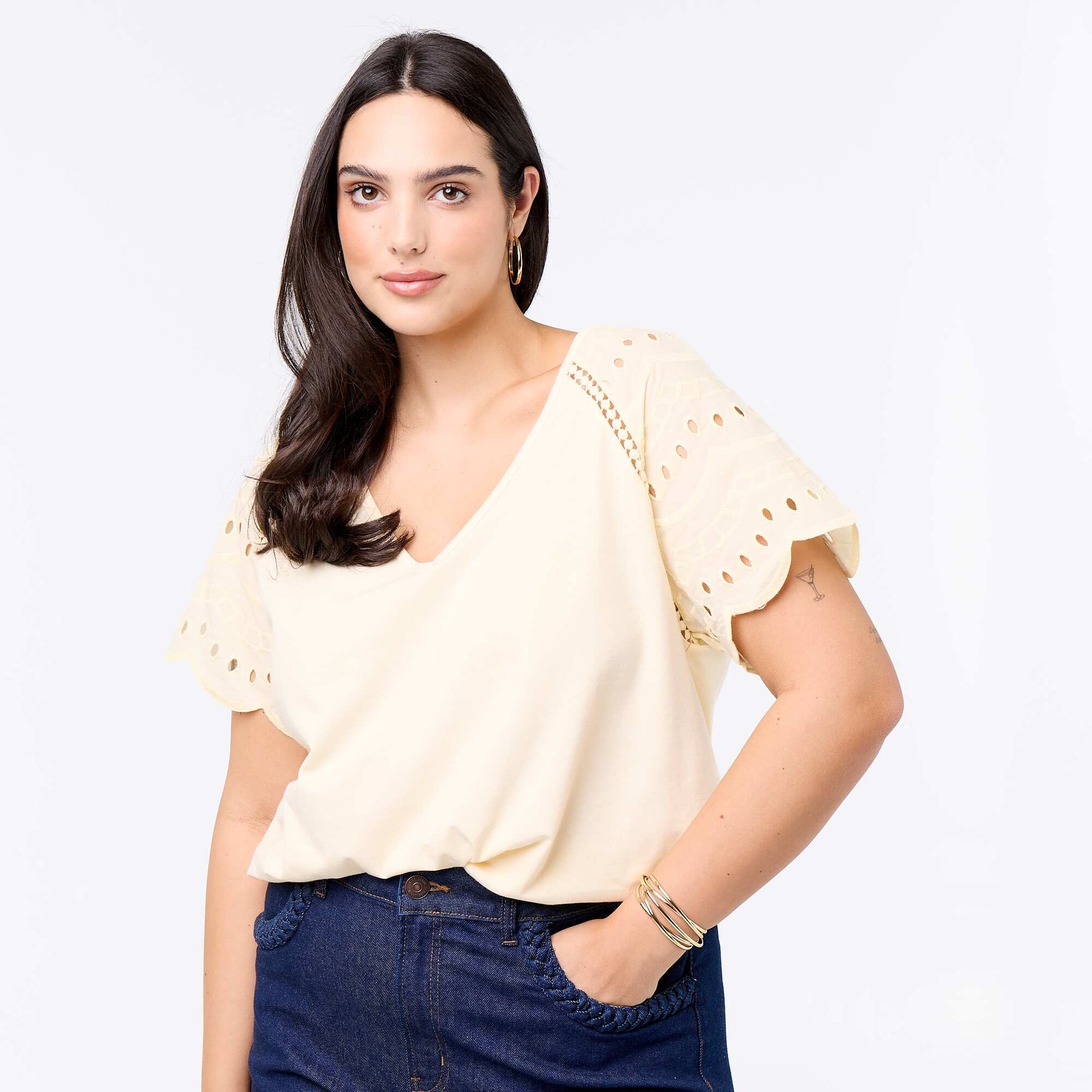 Tee-shirt uni avec broderies sur les manches BEIGE
