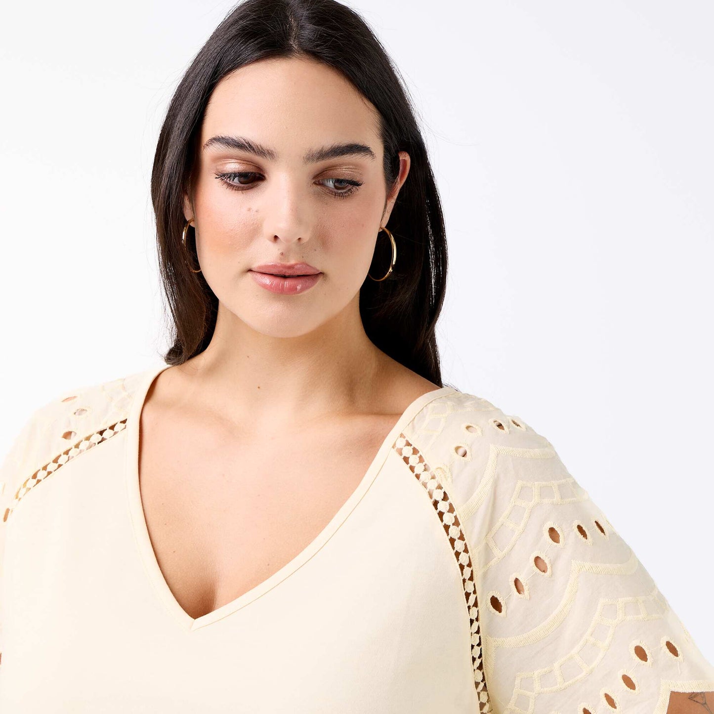 Tee-shirt uni avec broderies sur les manches BEIGE