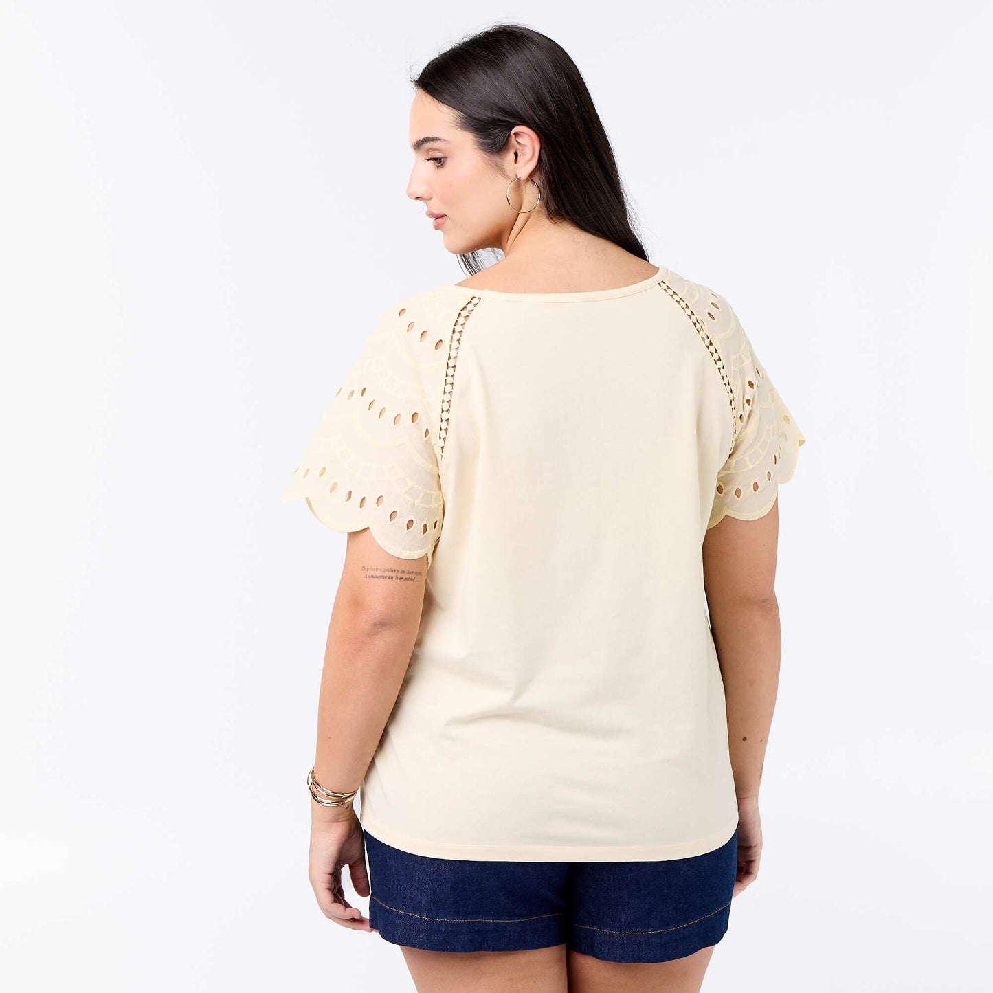 Tee-shirt uni avec broderies sur les manches BEIGE