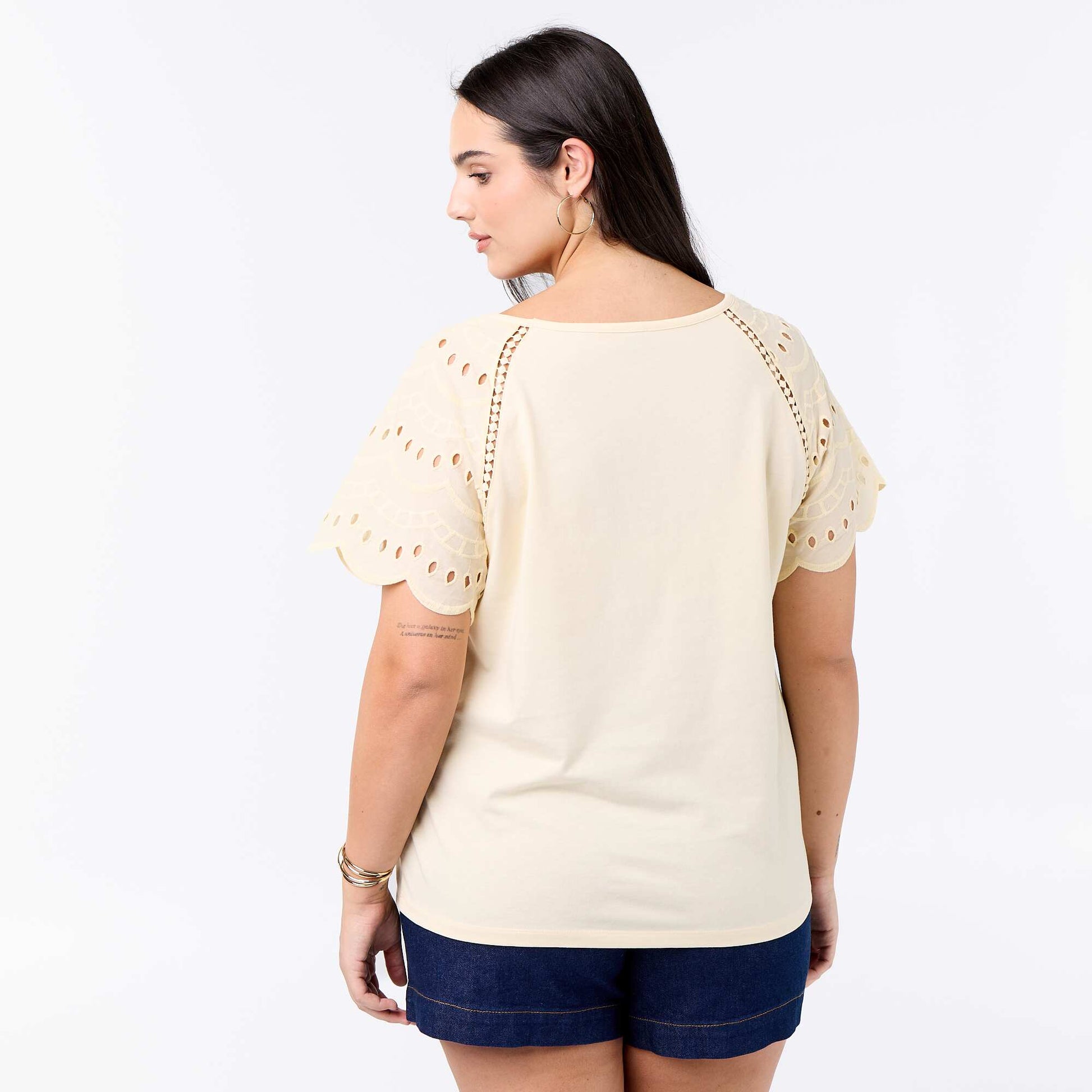 Tee-shirt uni avec broderies sur les manches BEIGE