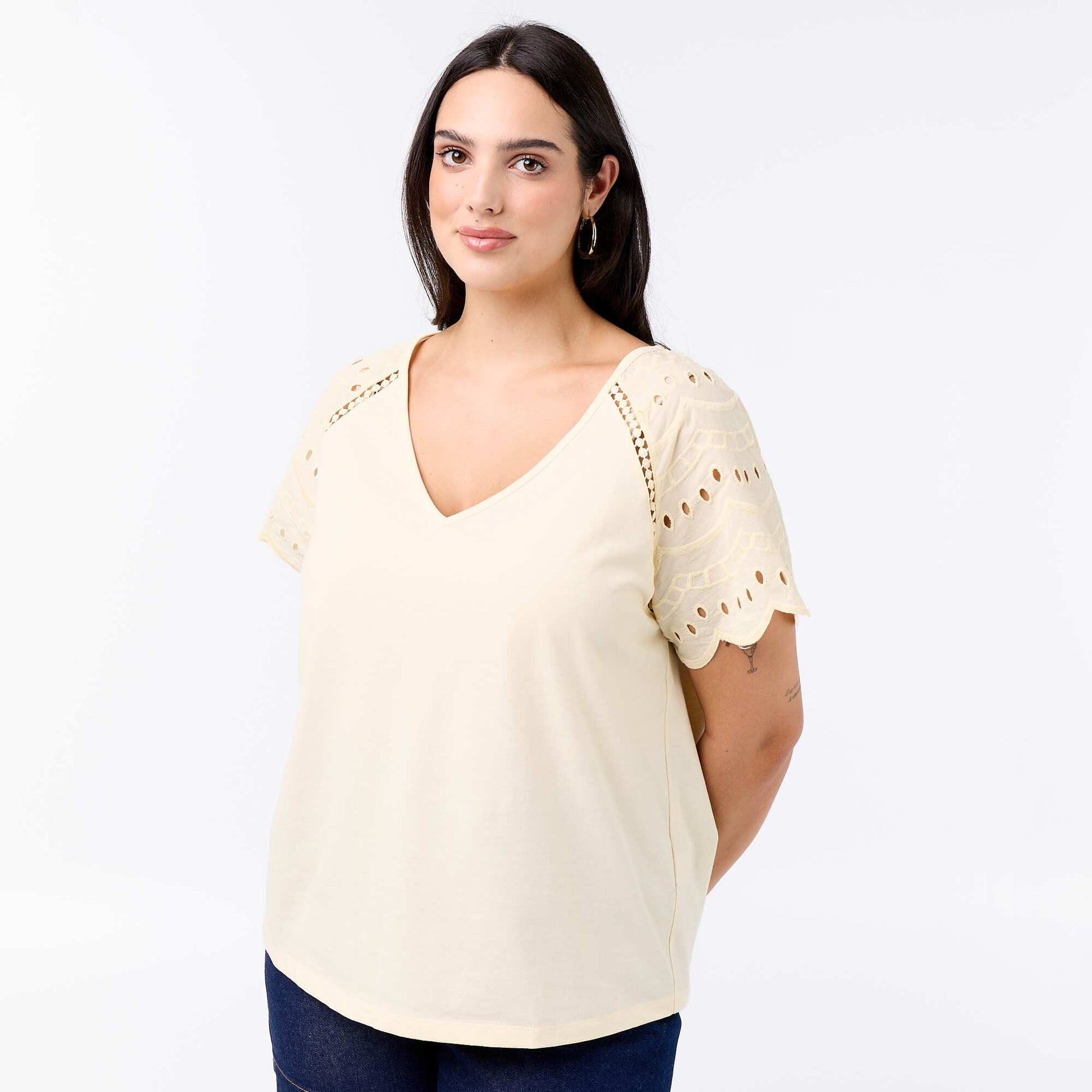 Tee-shirt uni avec broderies sur les manches BEIGE