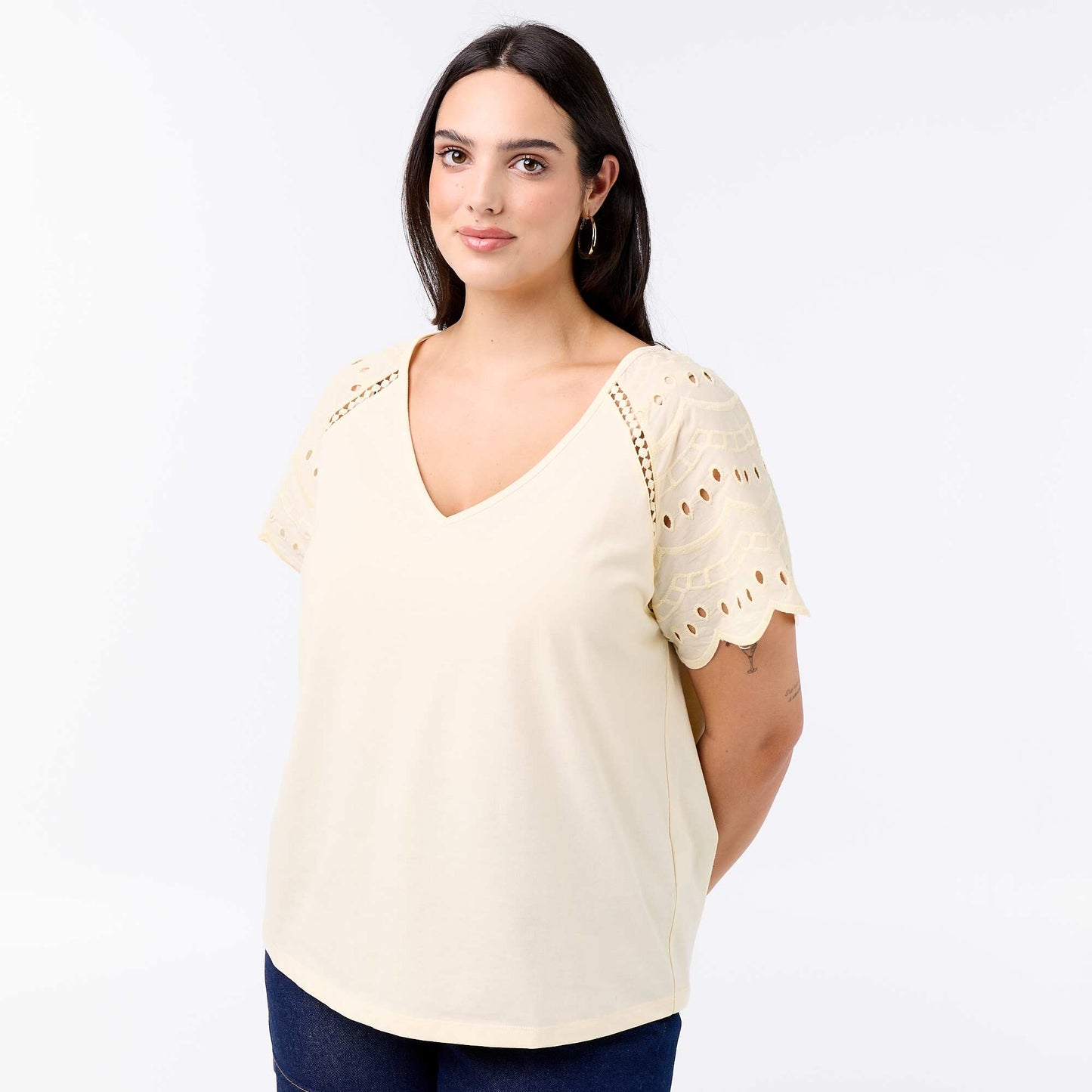 Tee-shirt uni avec broderies sur les manches BEIGE