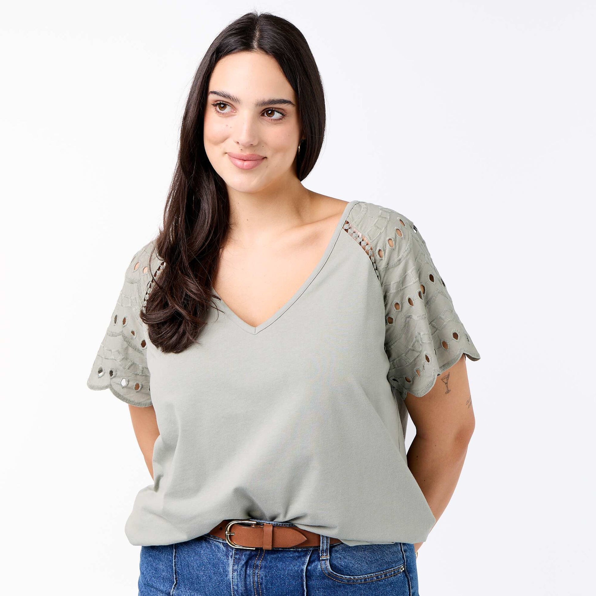 Tee-shirt uni avec broderies sur les manches VERT