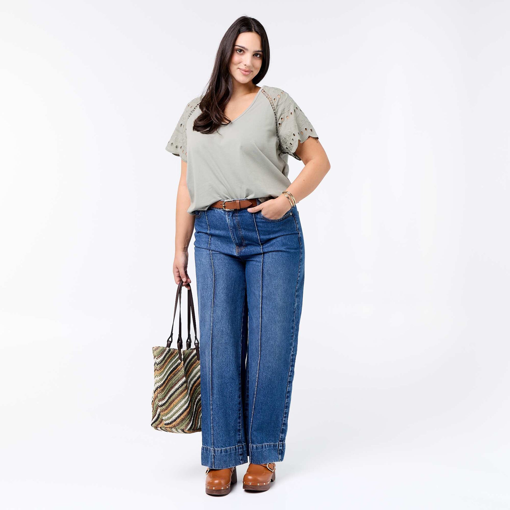 Tee-shirt uni avec broderies sur les manches VERT