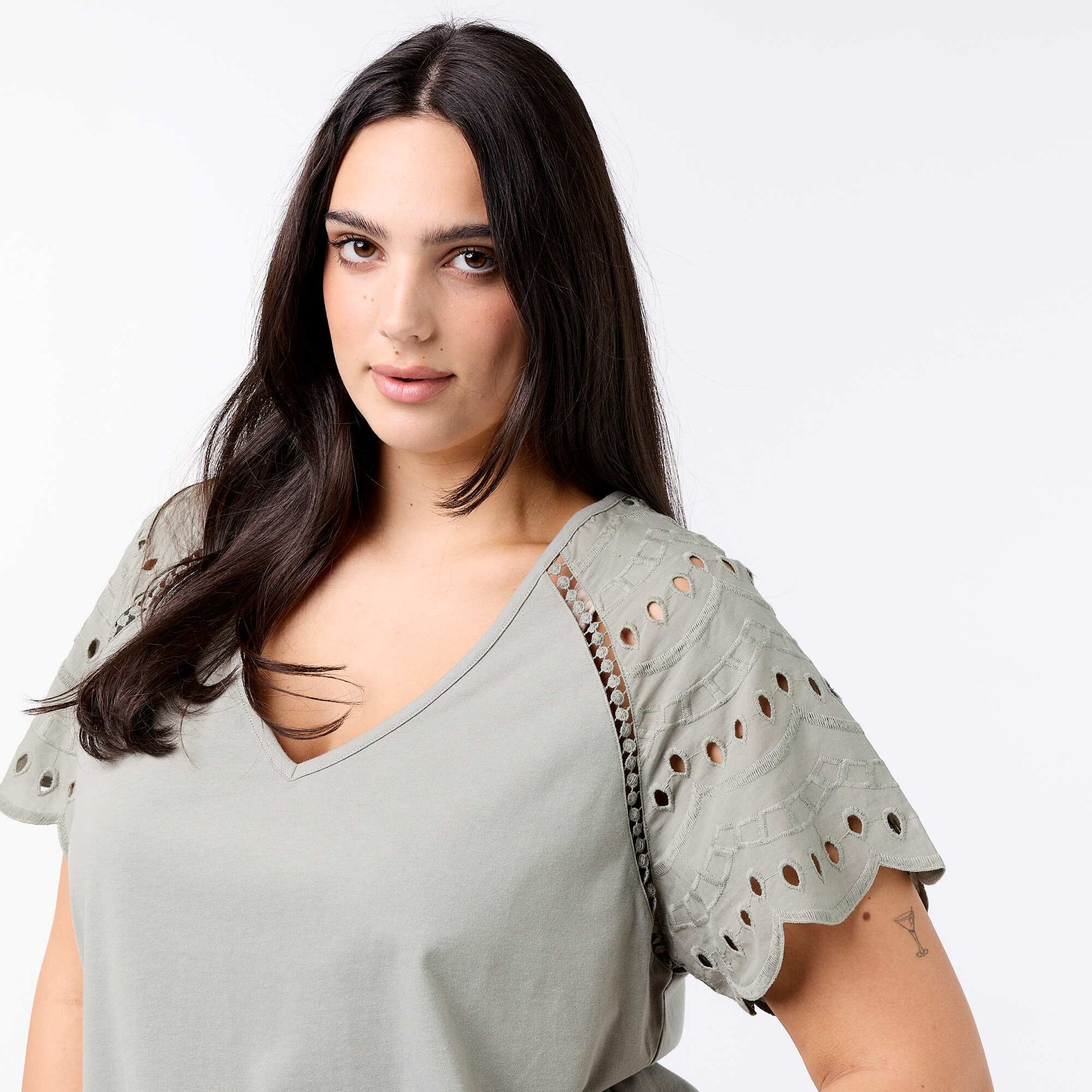 Tee-shirt uni avec broderies sur les manches VERT