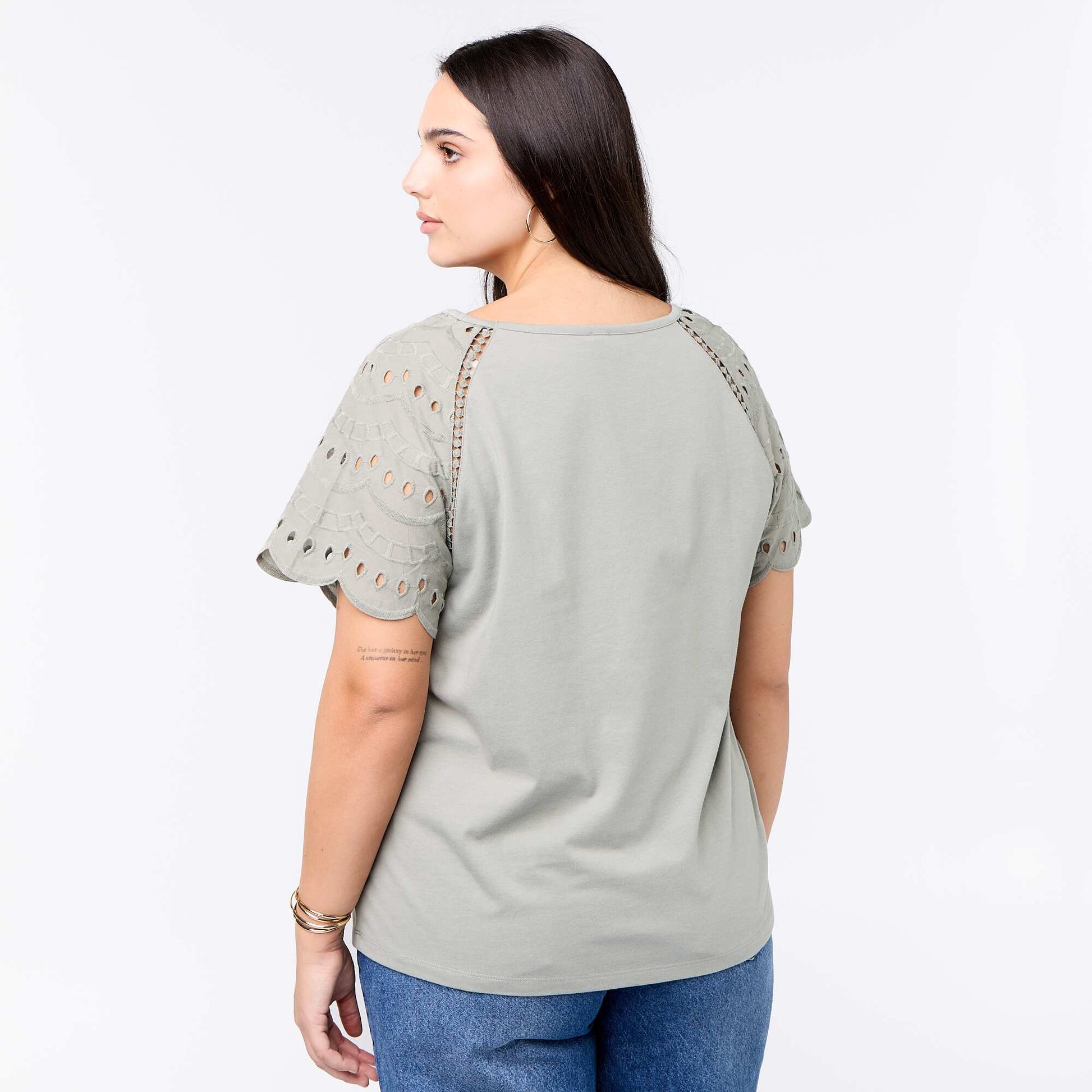 Tee-shirt uni avec broderies sur les manches VERT