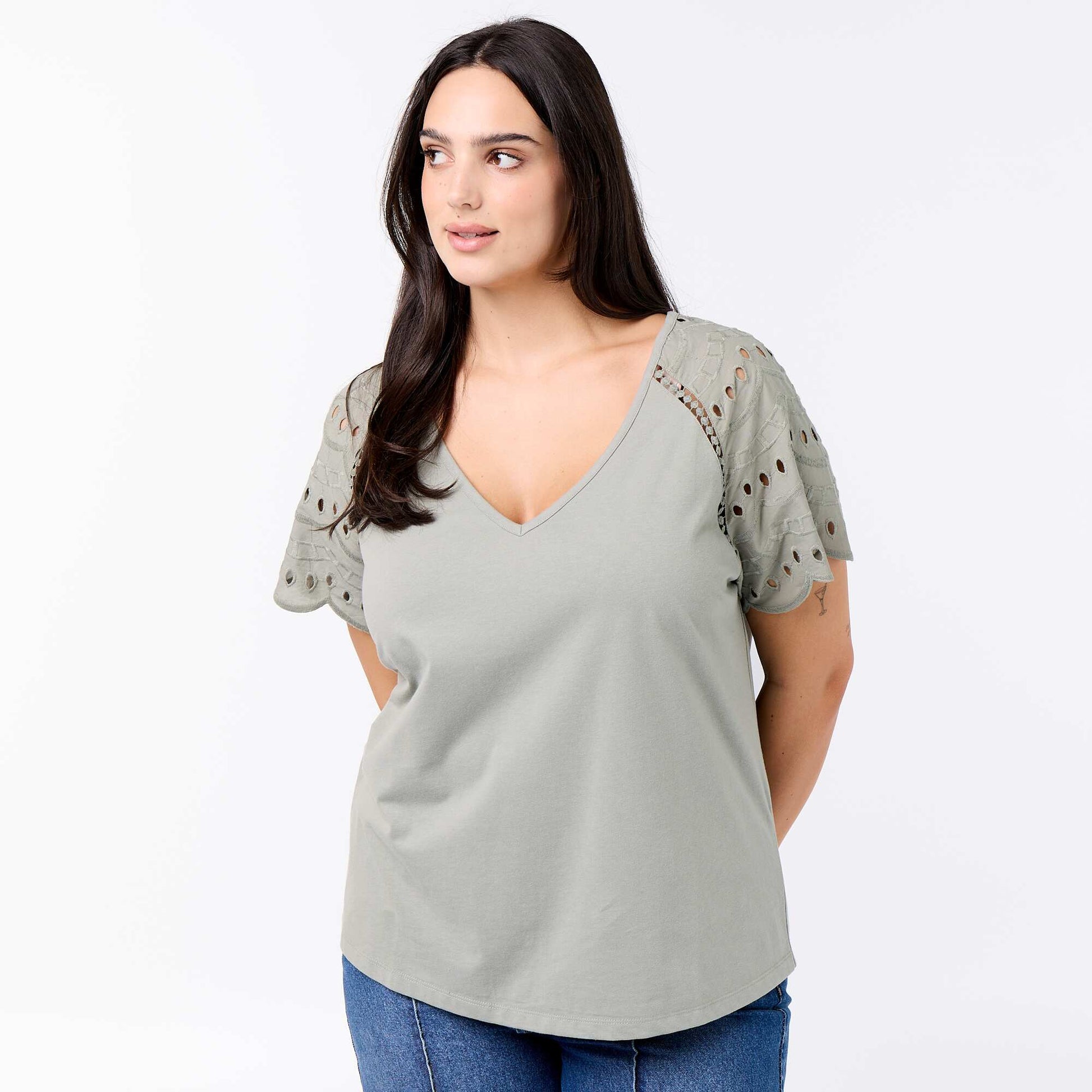 Tee-shirt uni avec broderies sur les manches VERT