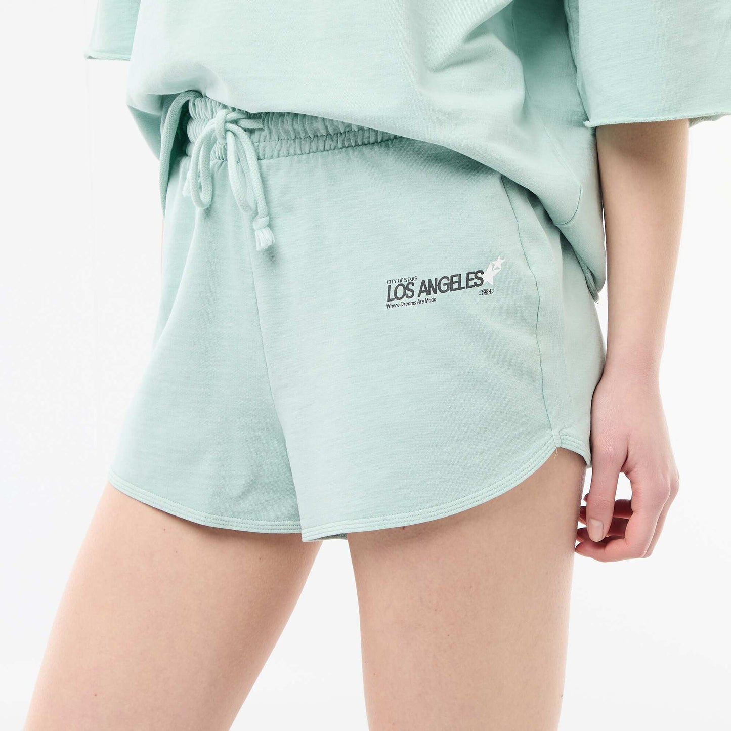 Short court en french terry avec inscription BLEU