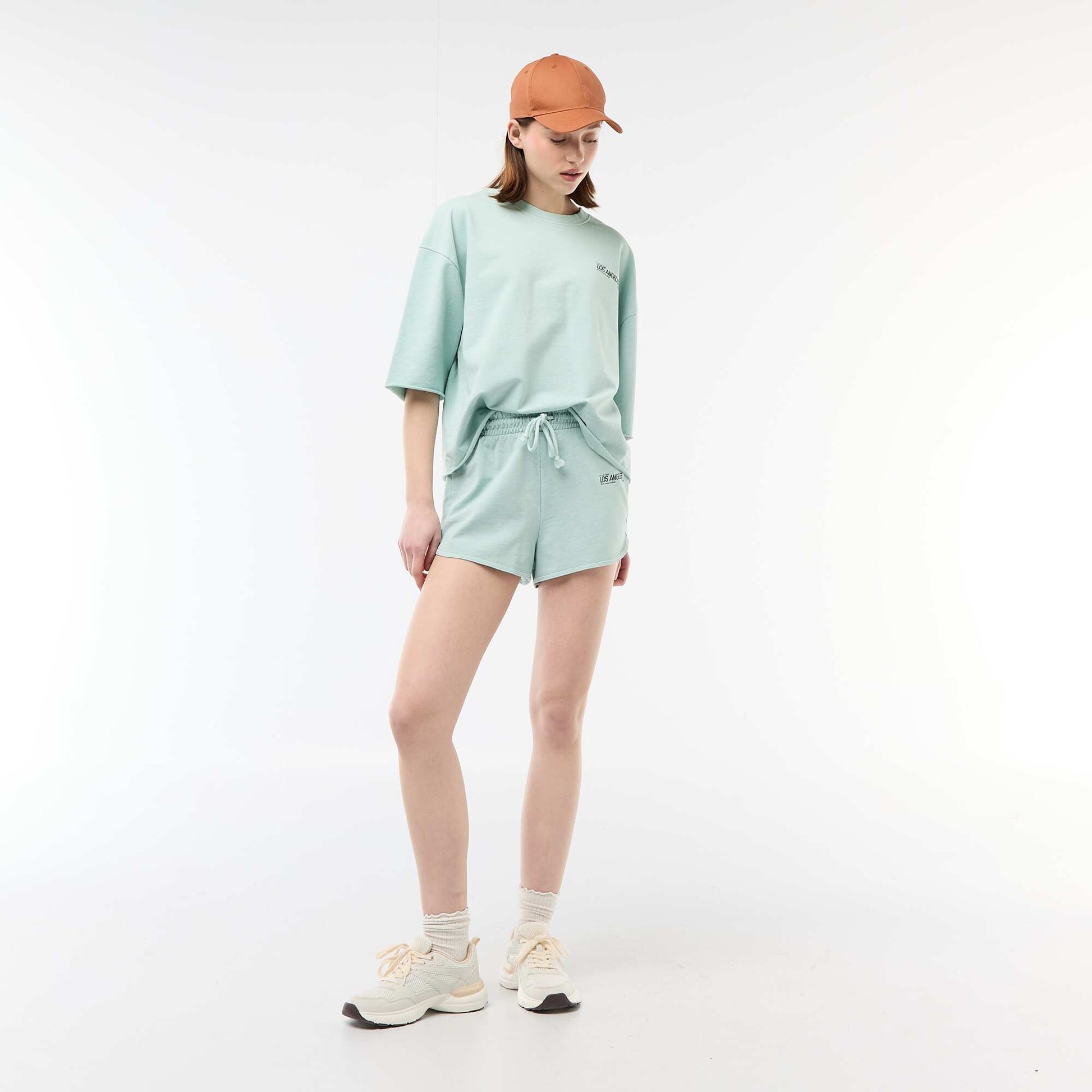 Short court en french terry avec inscription BLEU