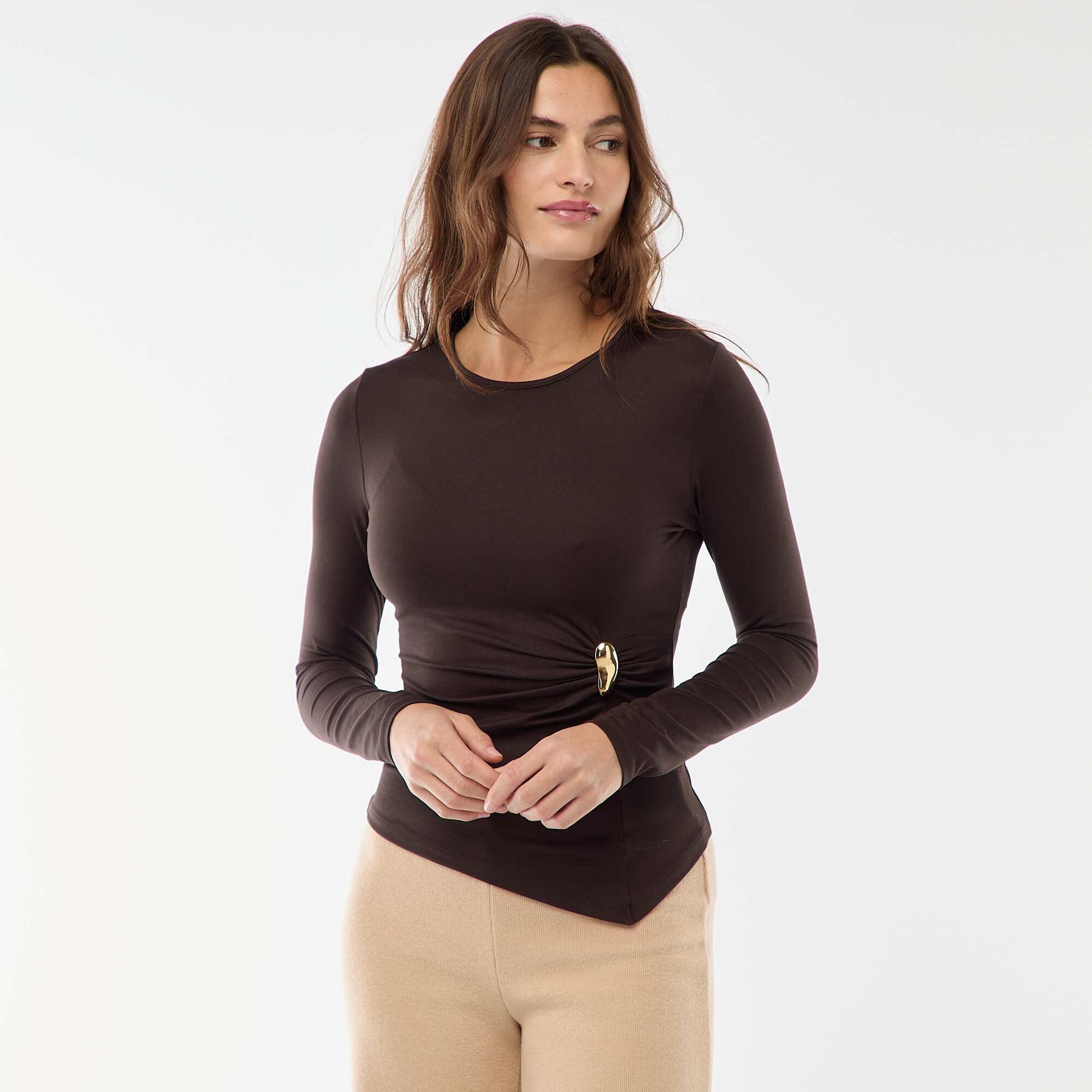 Tee-shirt à manches longues avec bijou doré devant effet twisté MARRON