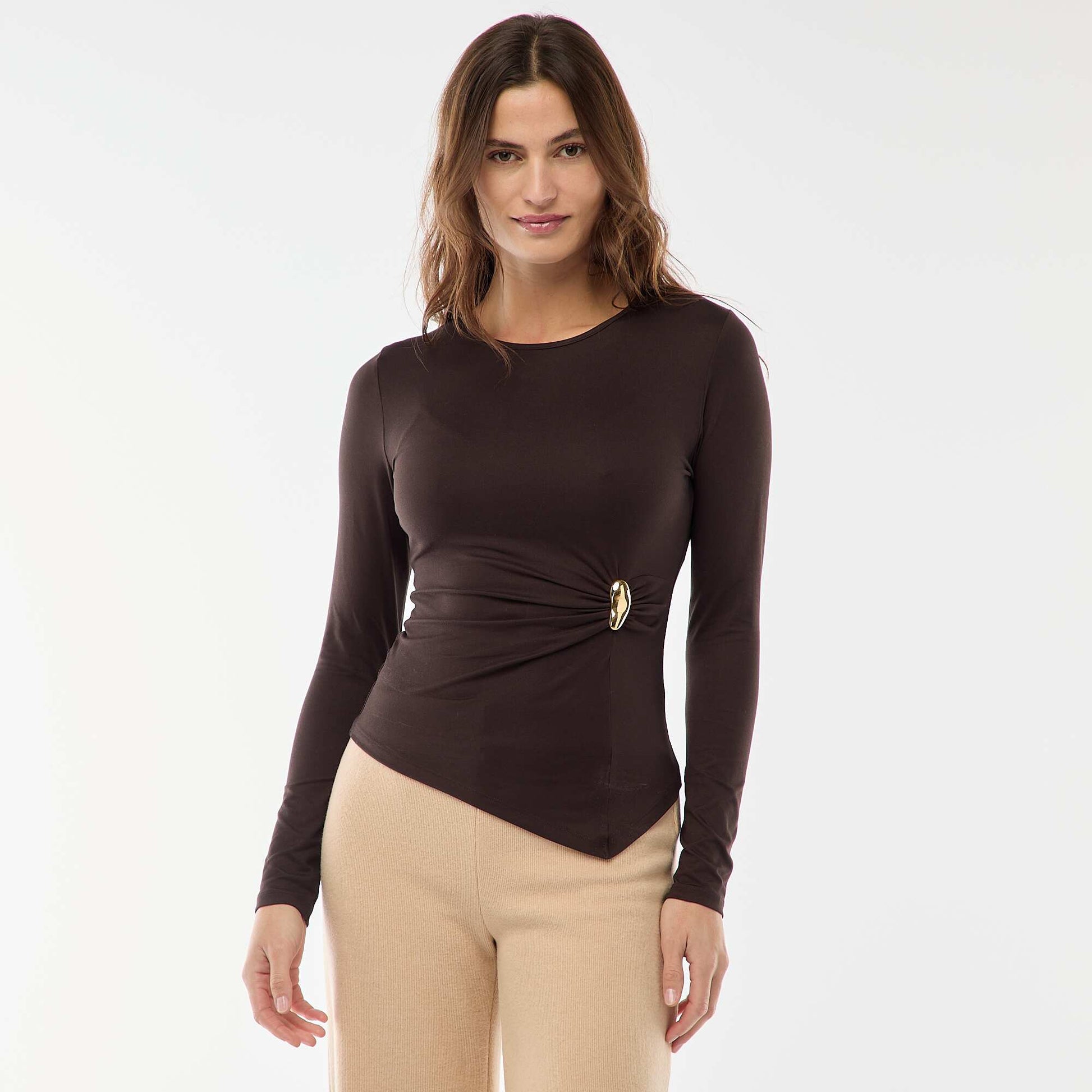 Tee-shirt à manches longues avec bijou doré devant effet twisté MARRON