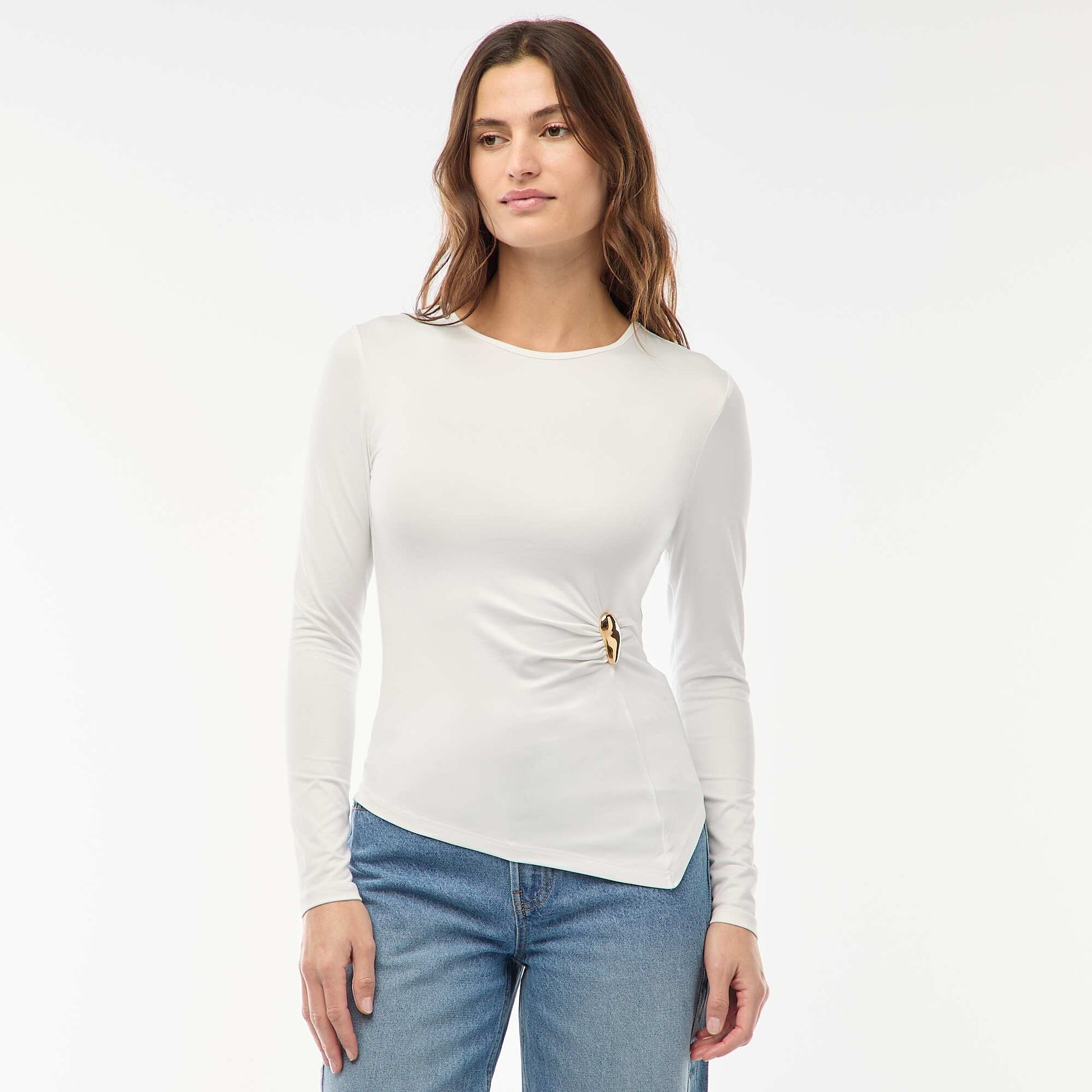 Tee-shirt à manches longues avec bijou doré devant effet twisté BLANC
