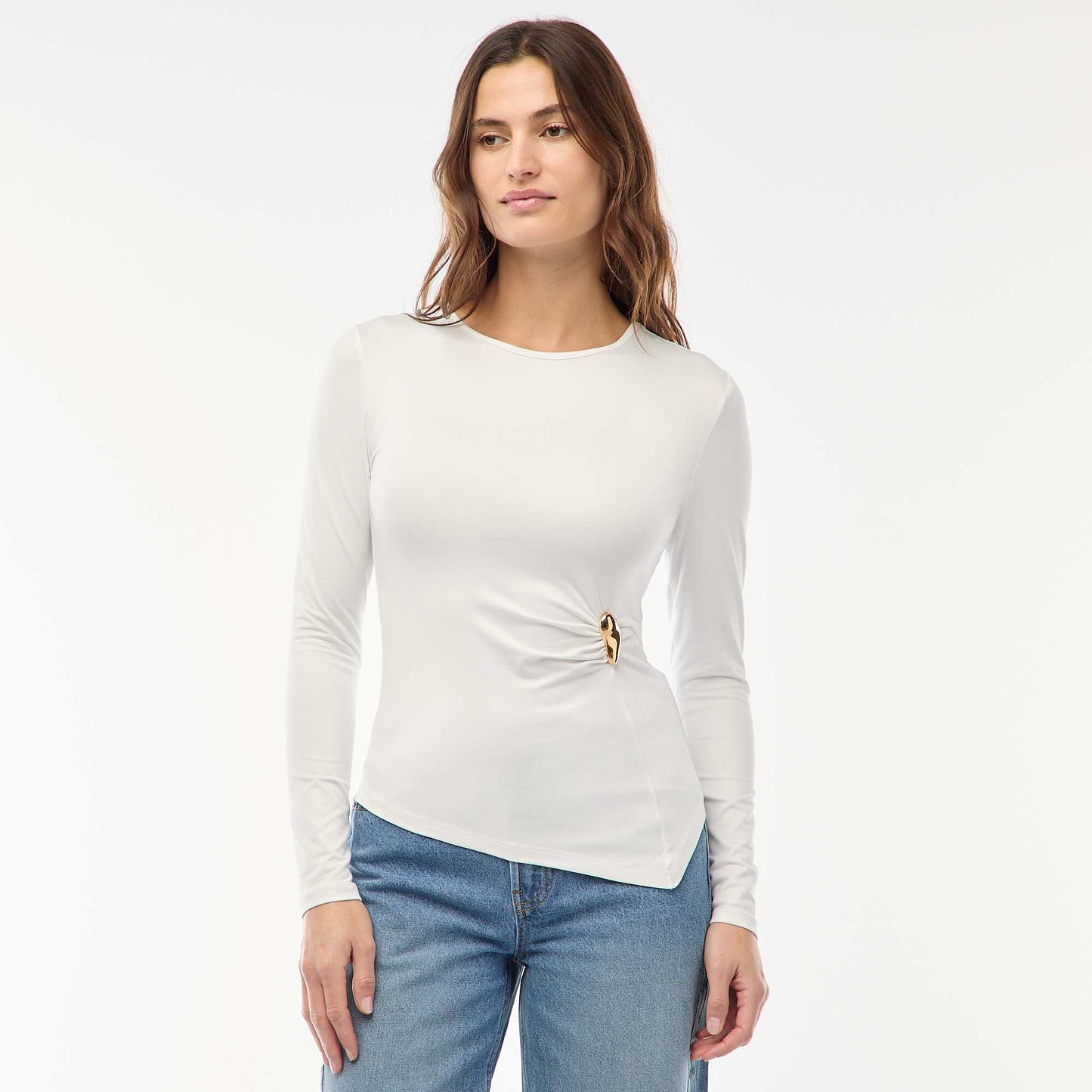 Tee-shirt à manches longues avec bijou doré devant effet twisté BLANC
