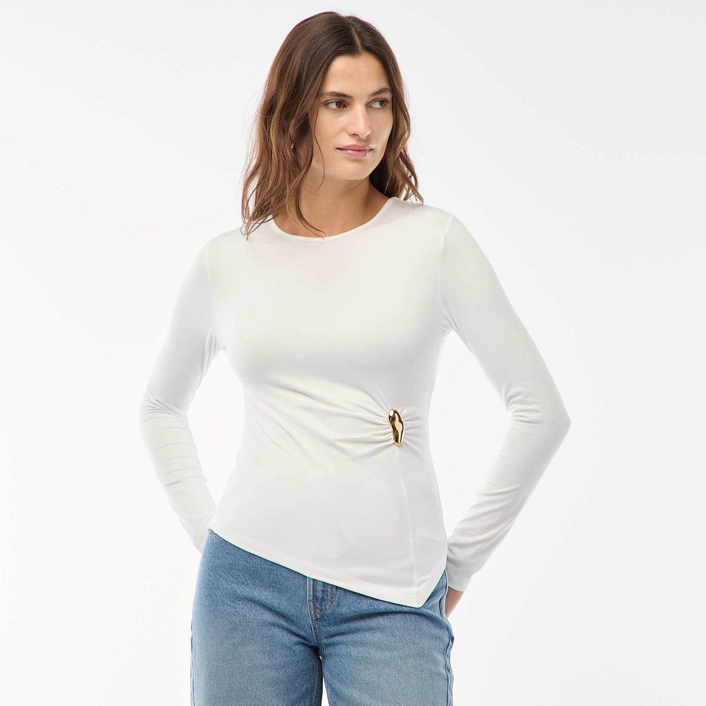 Tee-shirt à manches longues avec bijou doré devant effet twisté BLANC