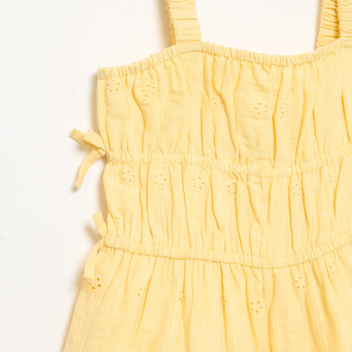 Robe à fines bretelles avec broderies all over JAUNE