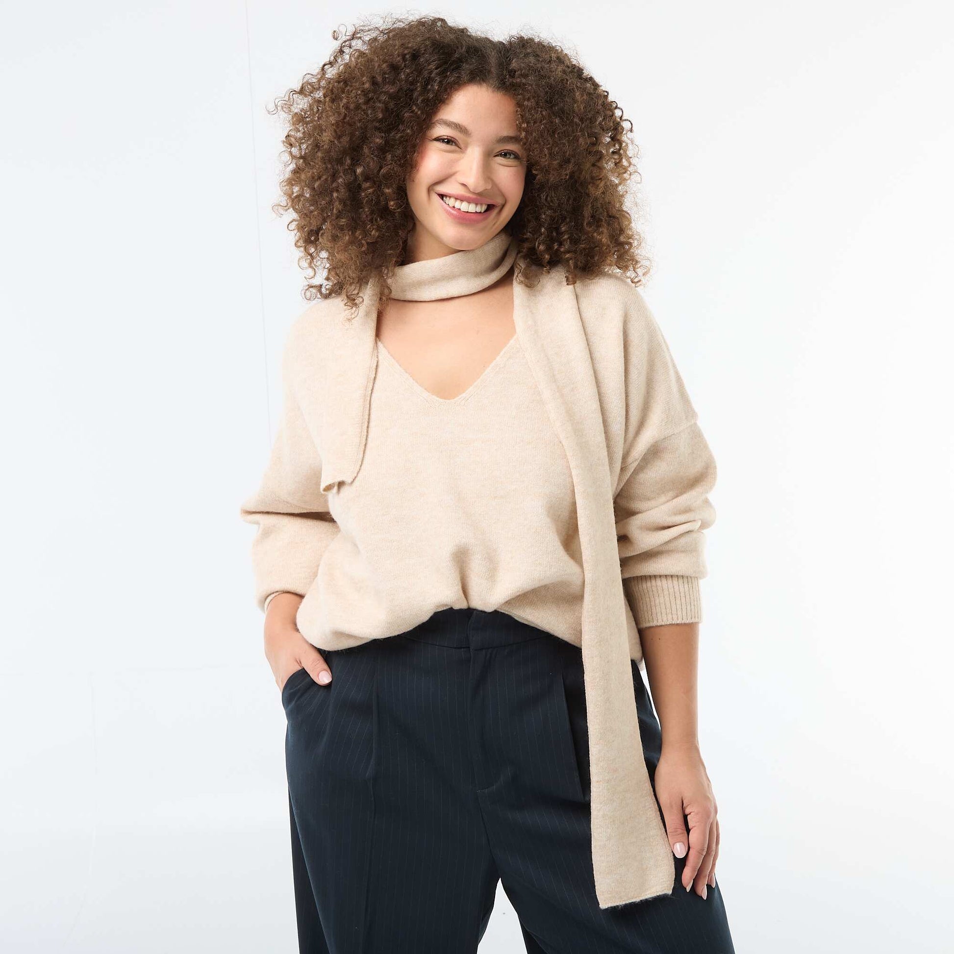 Pull en maille avec écharpe intégrée BEIGE