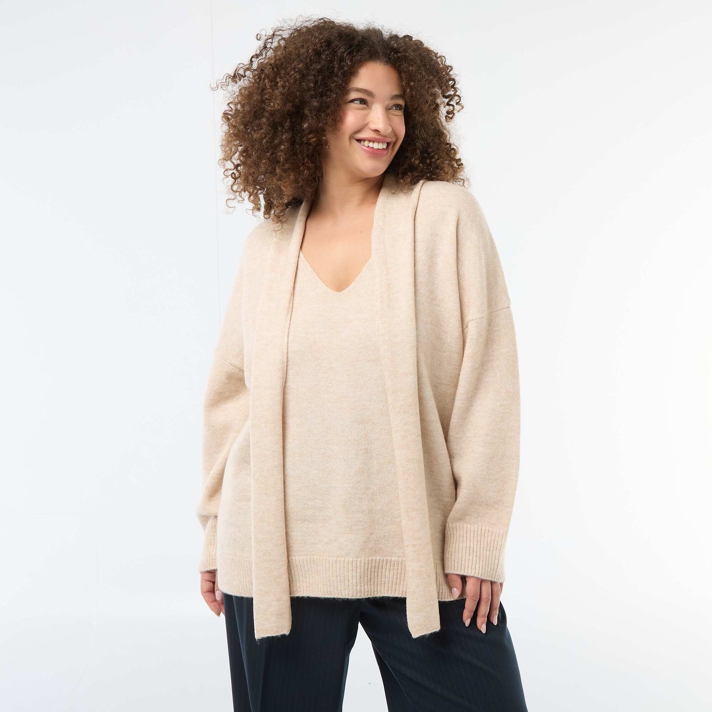 Pull en maille avec écharpe intégrée BEIGE
