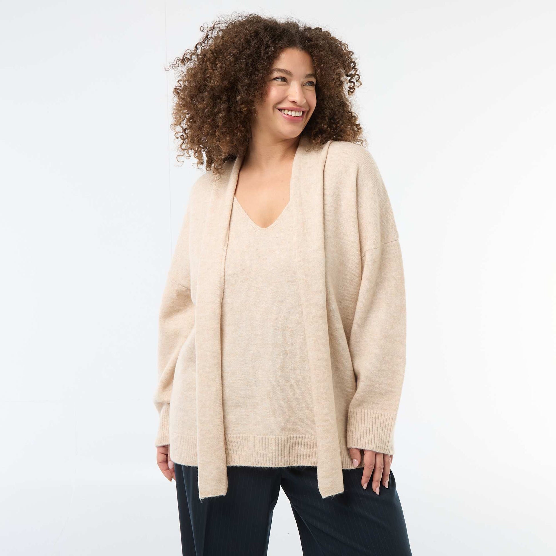 Pull en maille avec écharpe intégrée BEIGE