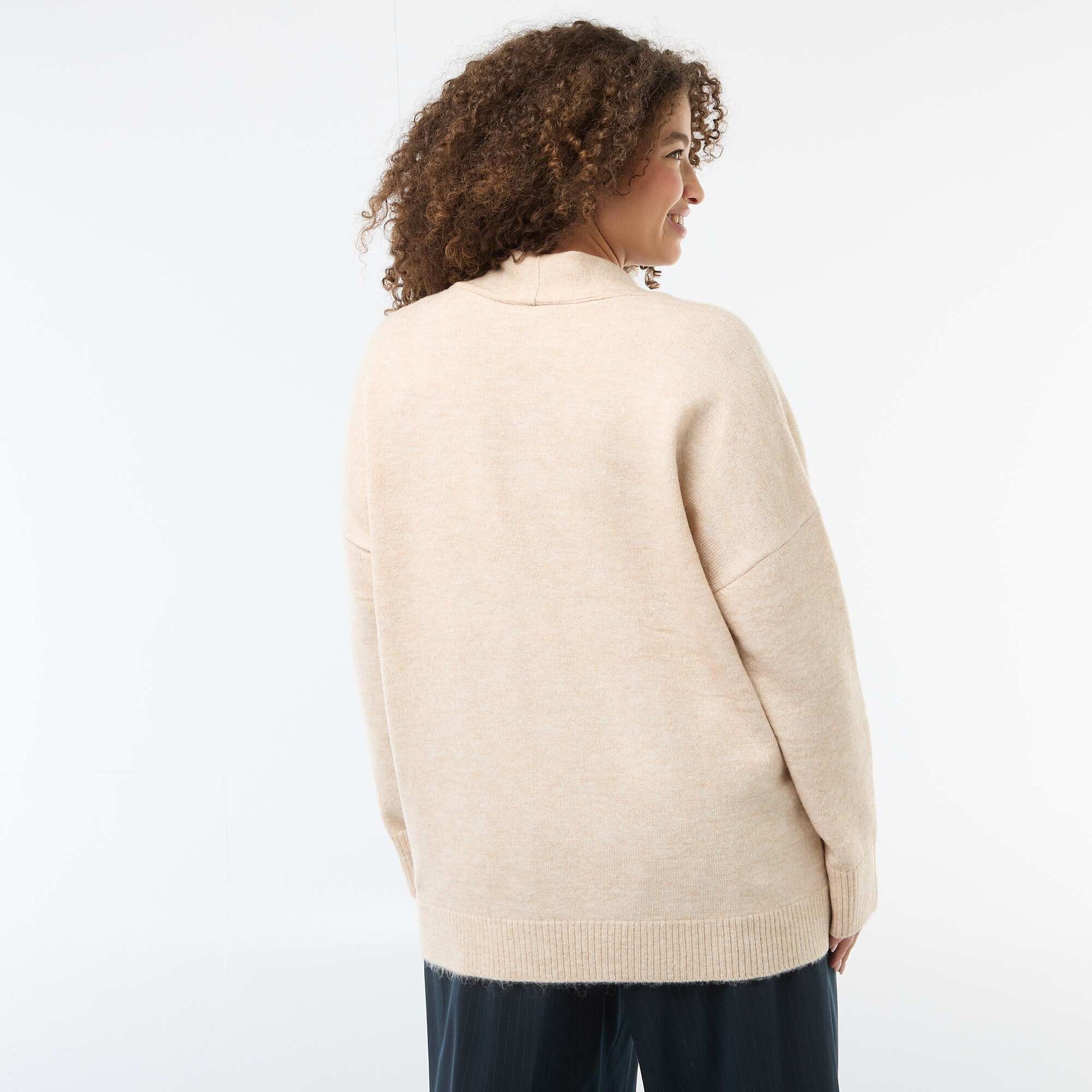 Pull en maille avec écharpe intégrée BEIGE