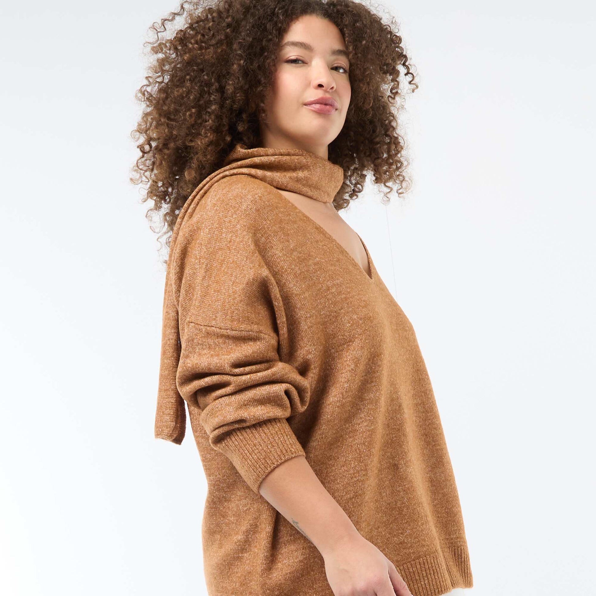 Pull en maille avec écharpe intégrée MARRON