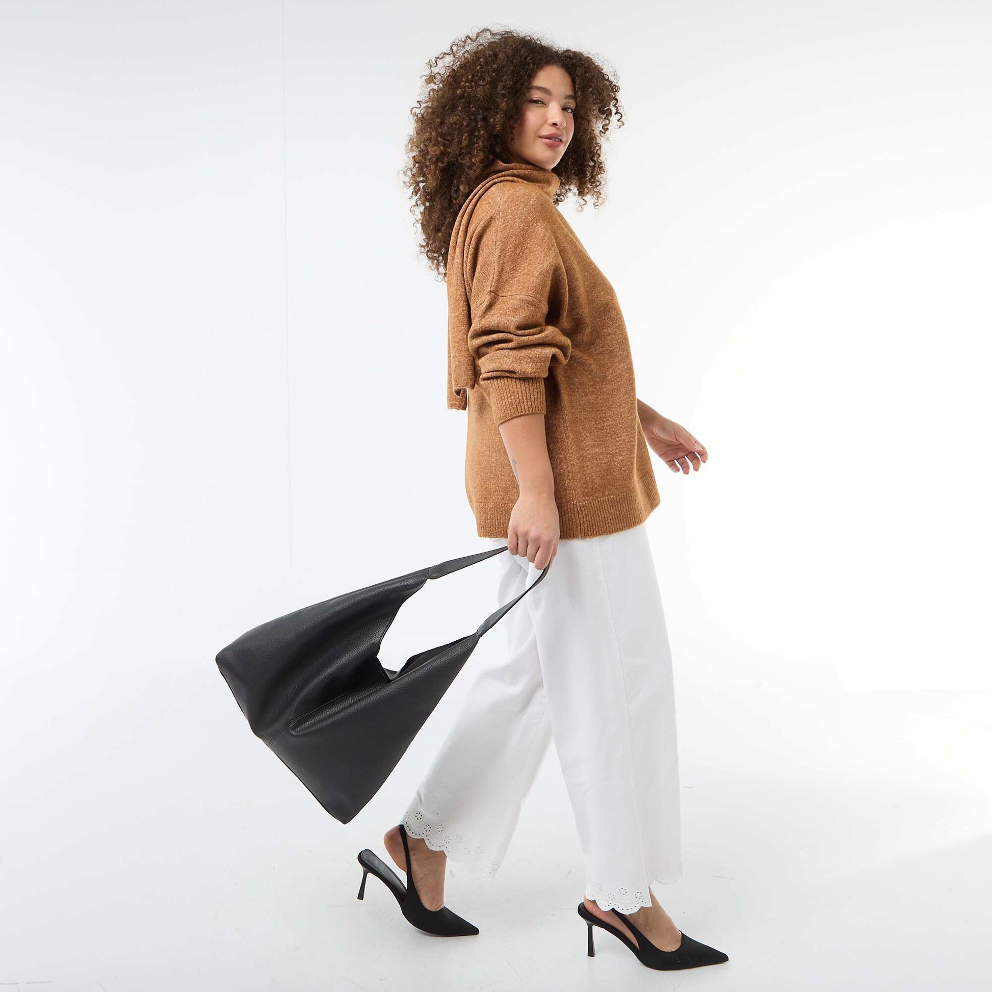 Pull en maille avec écharpe intégrée MARRON
