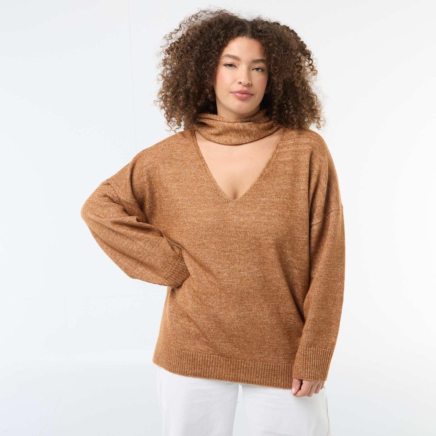 Pull en maille avec écharpe intégrée MARRON