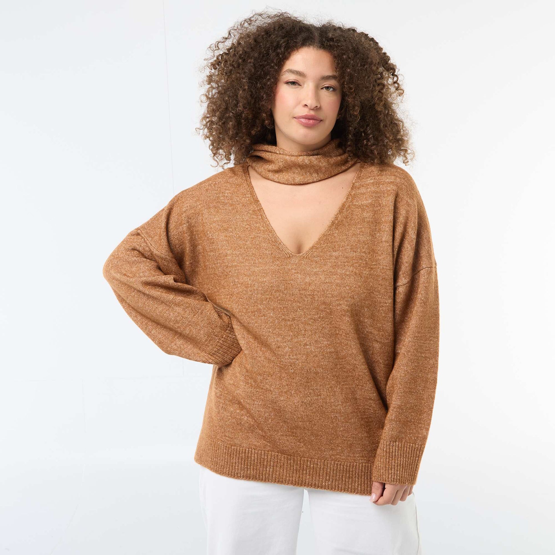 Pull en maille avec écharpe intégrée MARRON