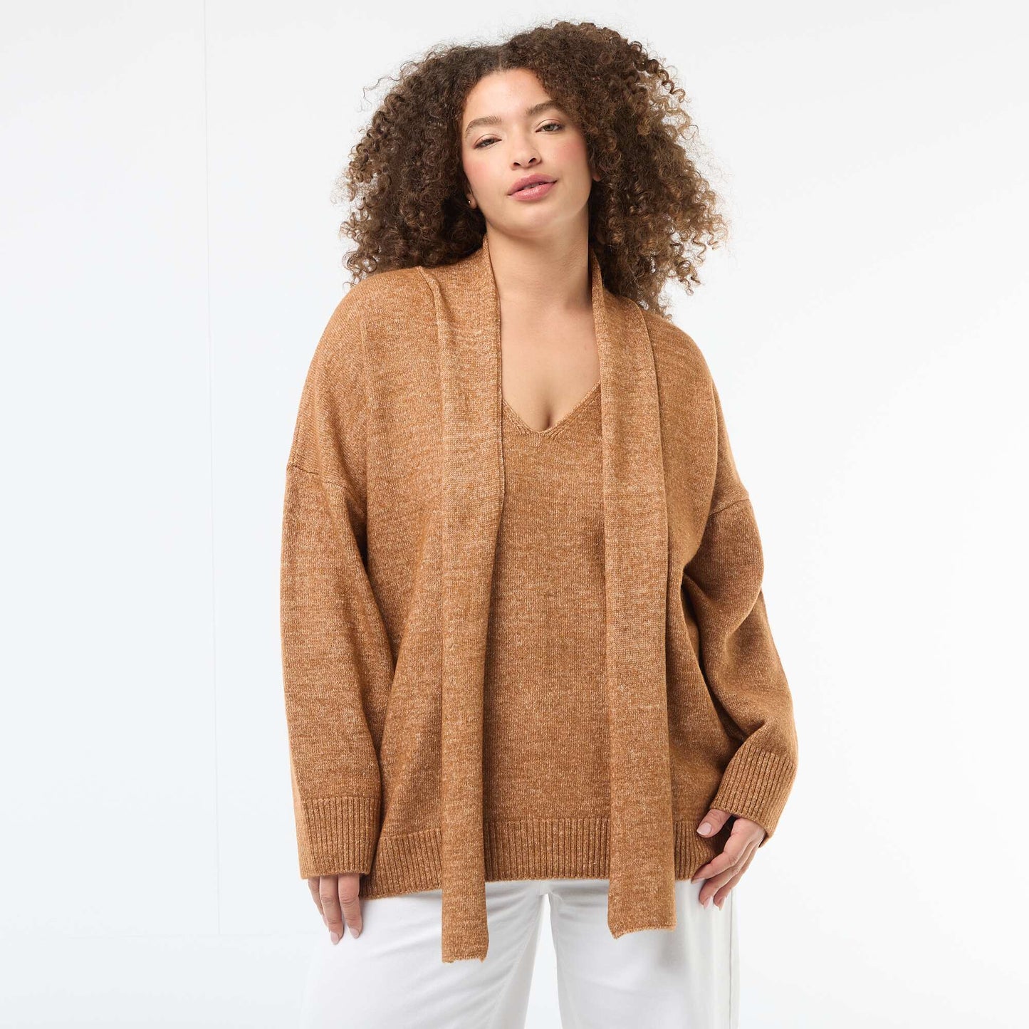 Pull en maille avec écharpe intégrée MARRON