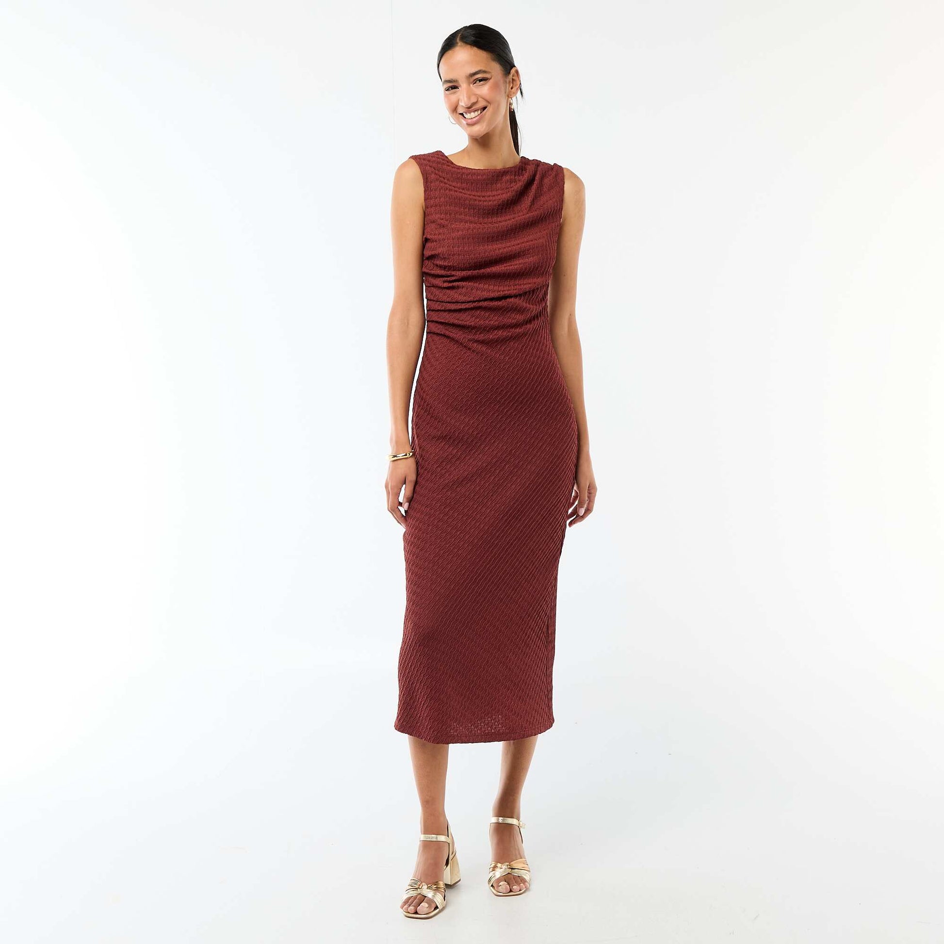 Robe longue drapée et gaufrée MARRON