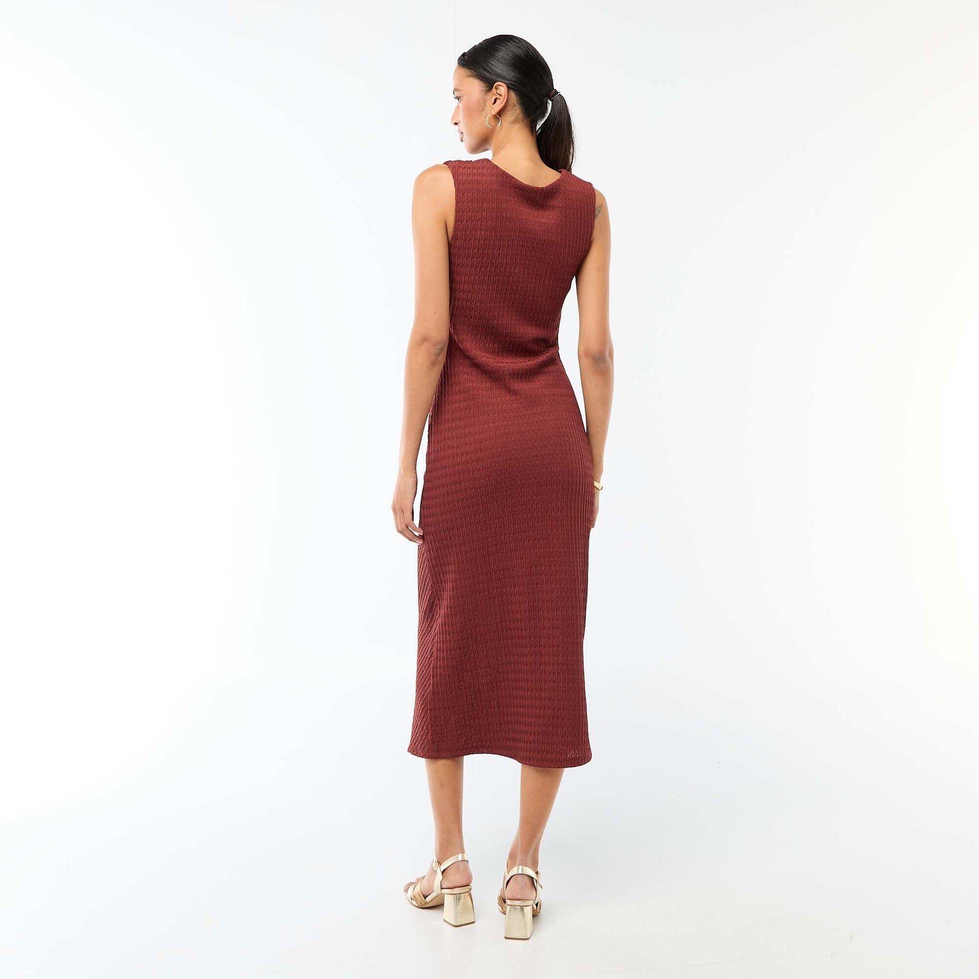 Robe longue drapée et gaufrée MARRON