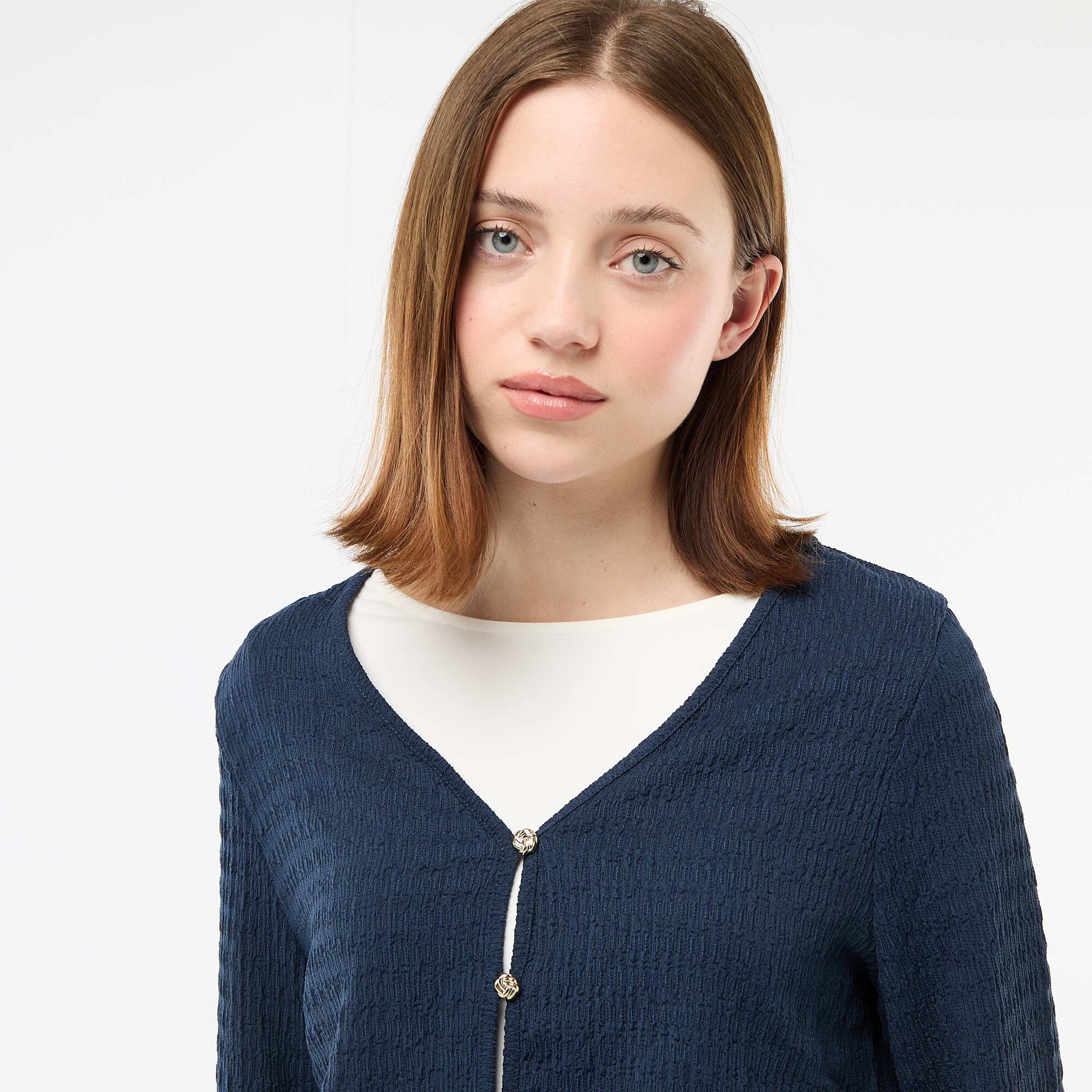 Haut col V en maille gaufrée avec boutons dorés BLEU
